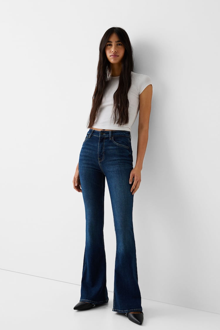 Jeans model berkibar
