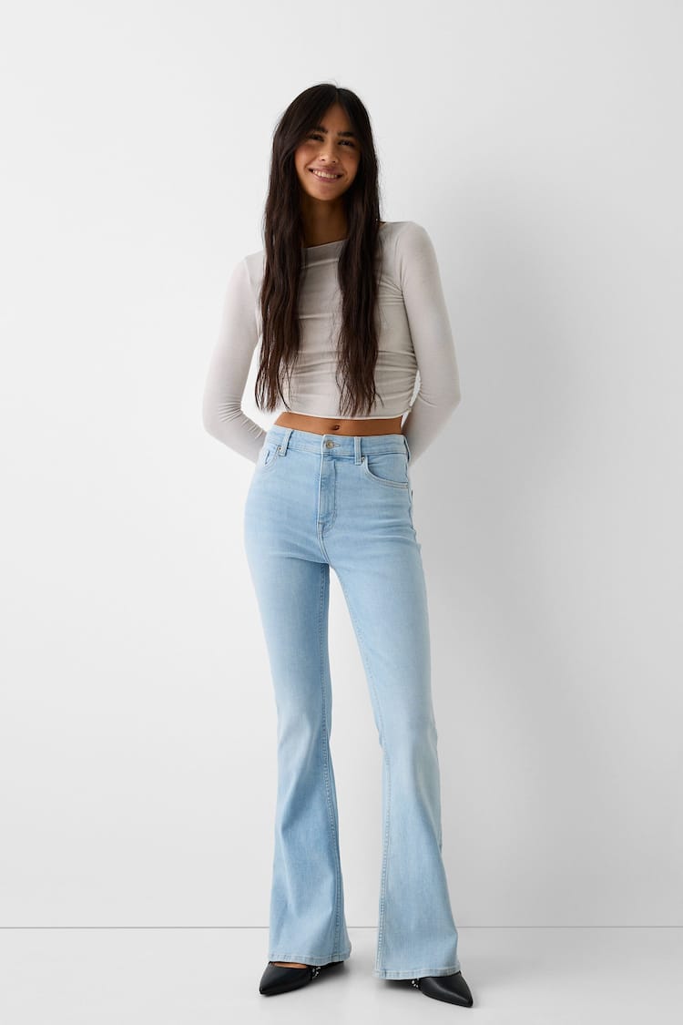 Jeans model berkibar