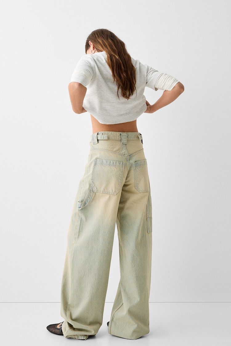 Baggy-Jeans im Workwear-Look
