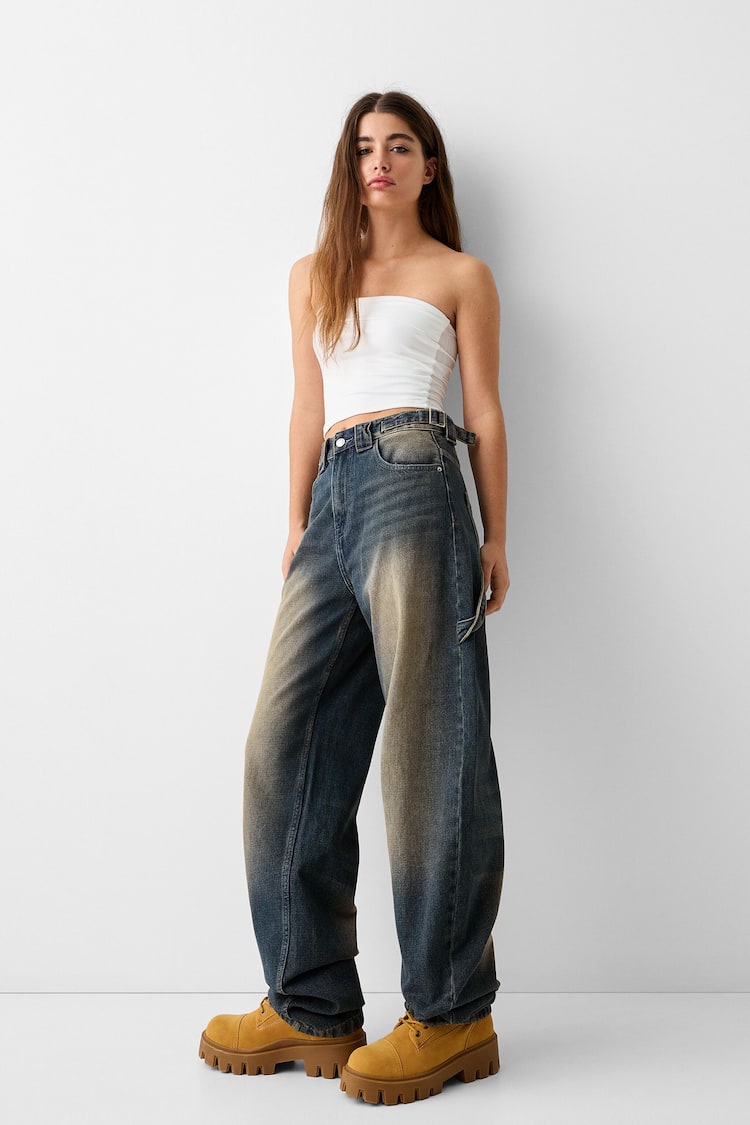 Baggy-Jeans im Workwear-Look