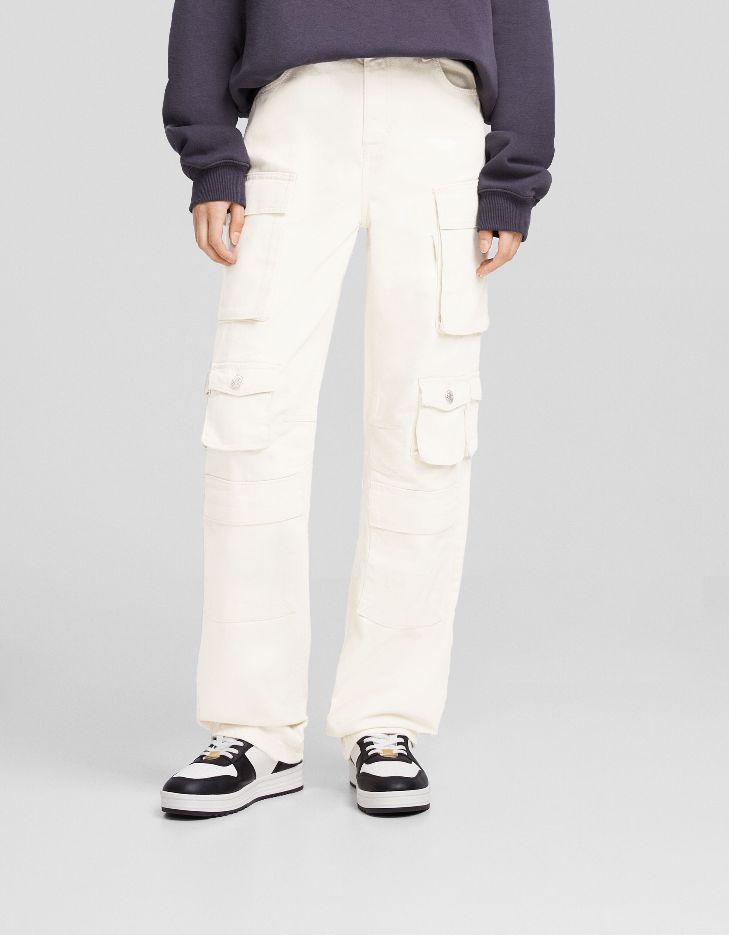 Pantalon cargo hotsell con cadena bershka