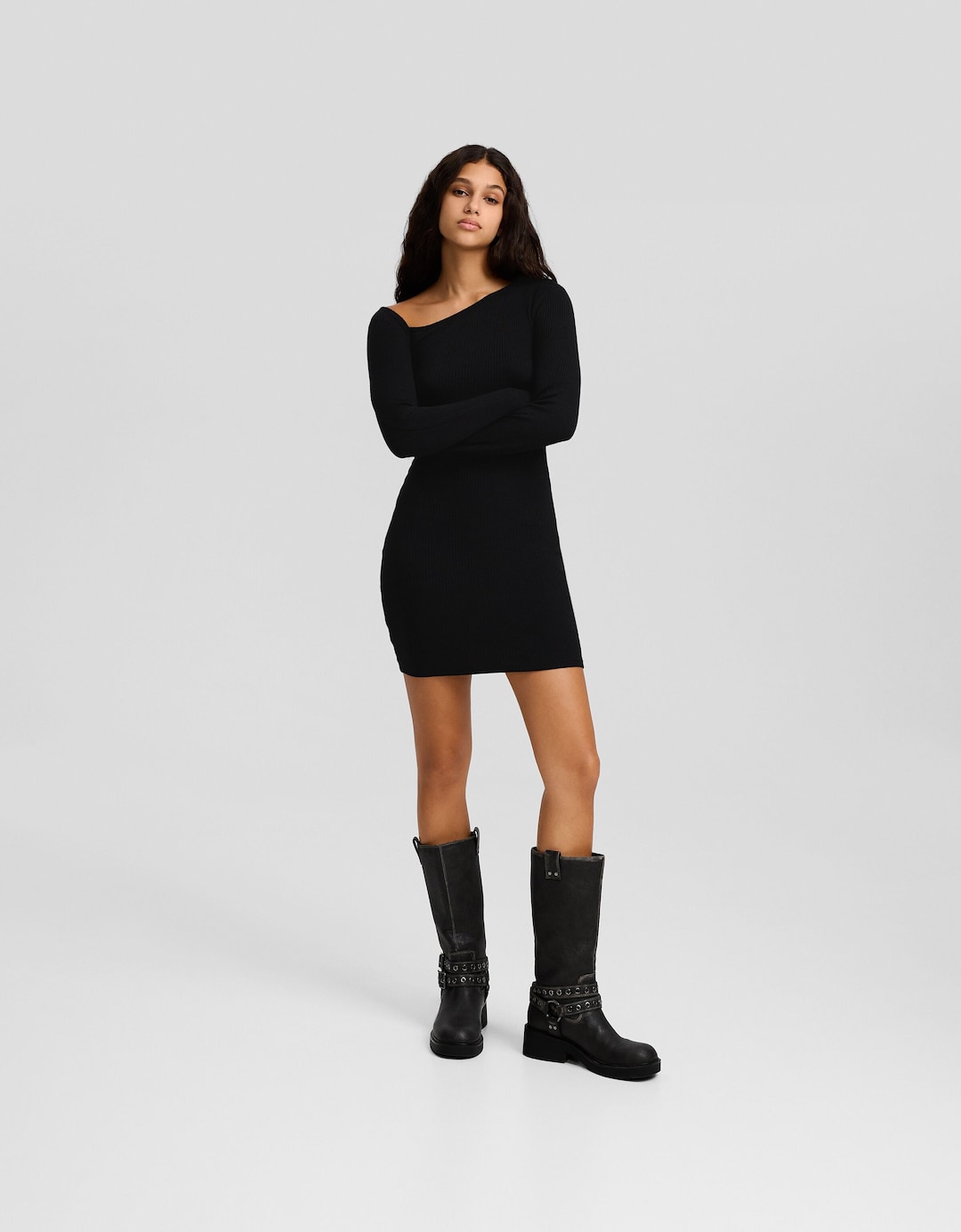 Vestito mini a maniche lunghe con scollo asimmetrico in maglia