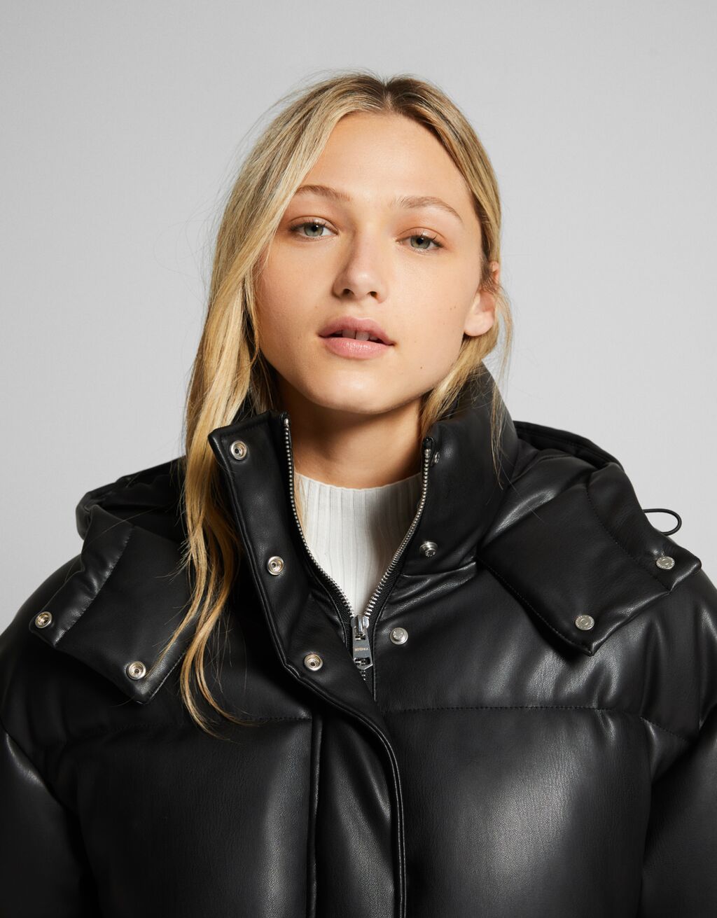 Caçadora embuatada caputxa efecte pell-Negre-2