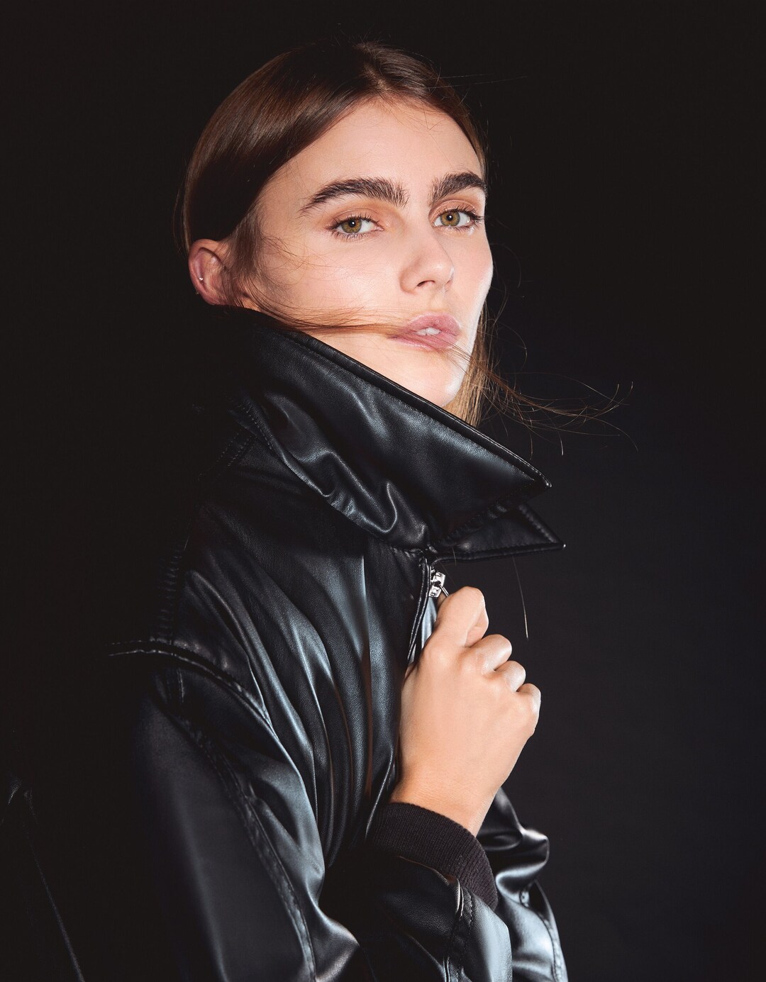 Katlı yaka suni deri crop şişme mont