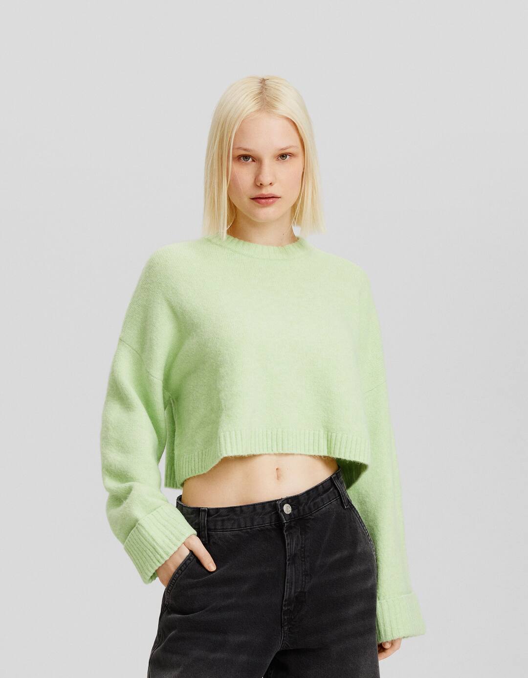 Round neck cropped sweater