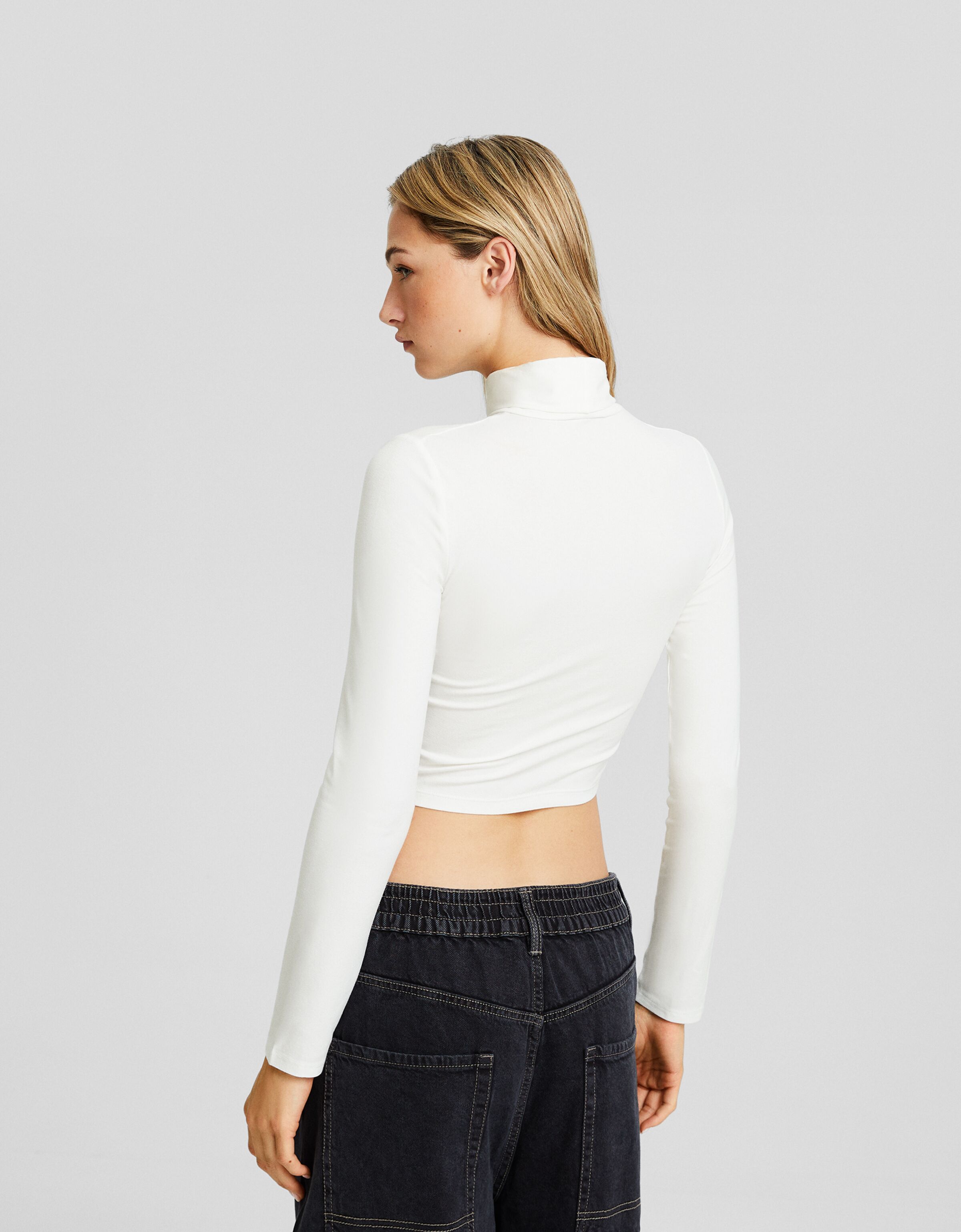 Long sleeve T-shirt with a high neck - Women | Bershka