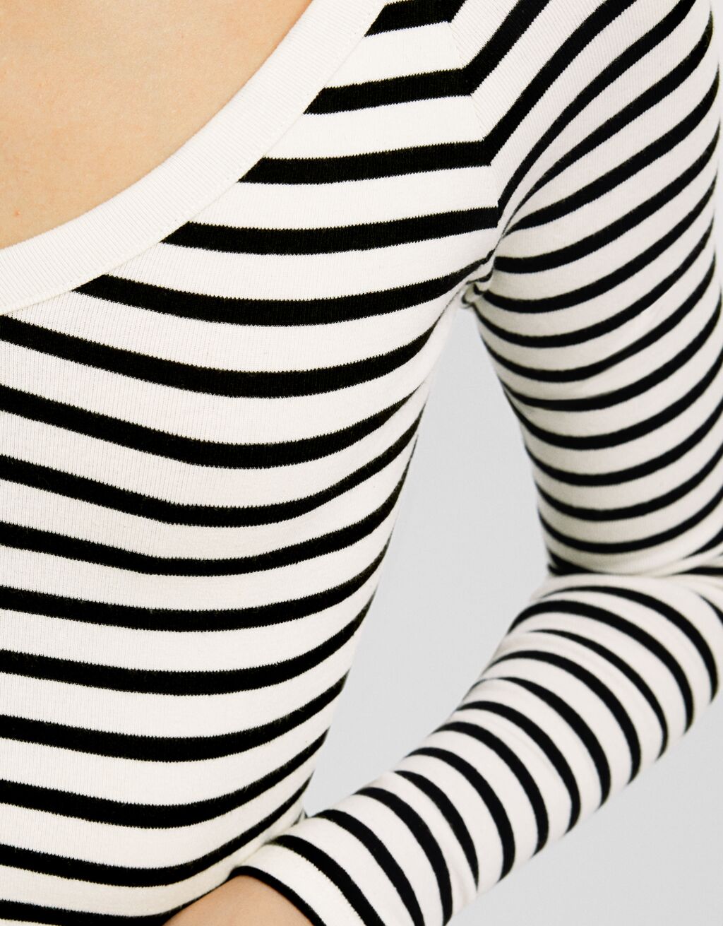 Long sleeve V-neck T-shirt-White / Black-5