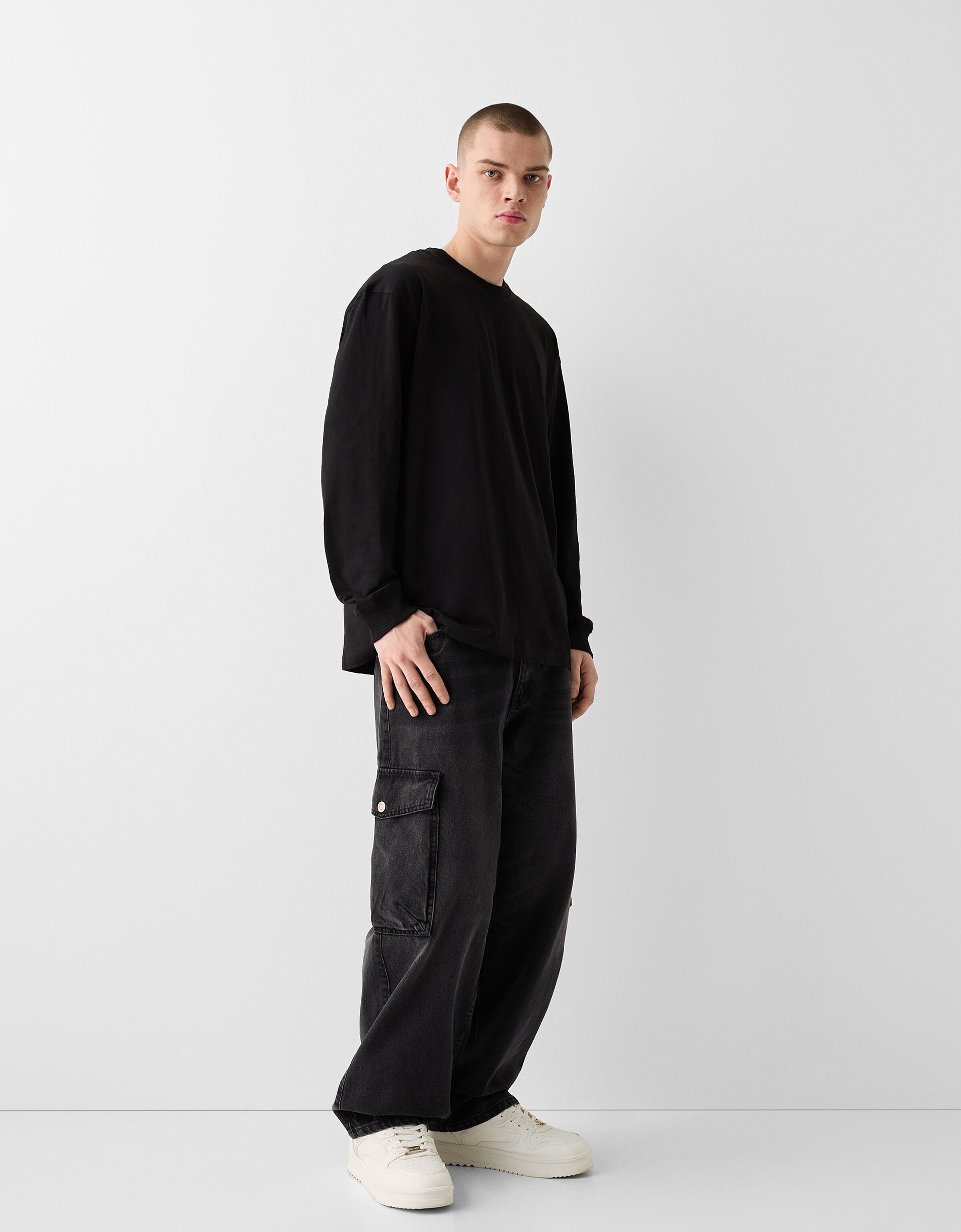 Pantalon cargo negro online bershka