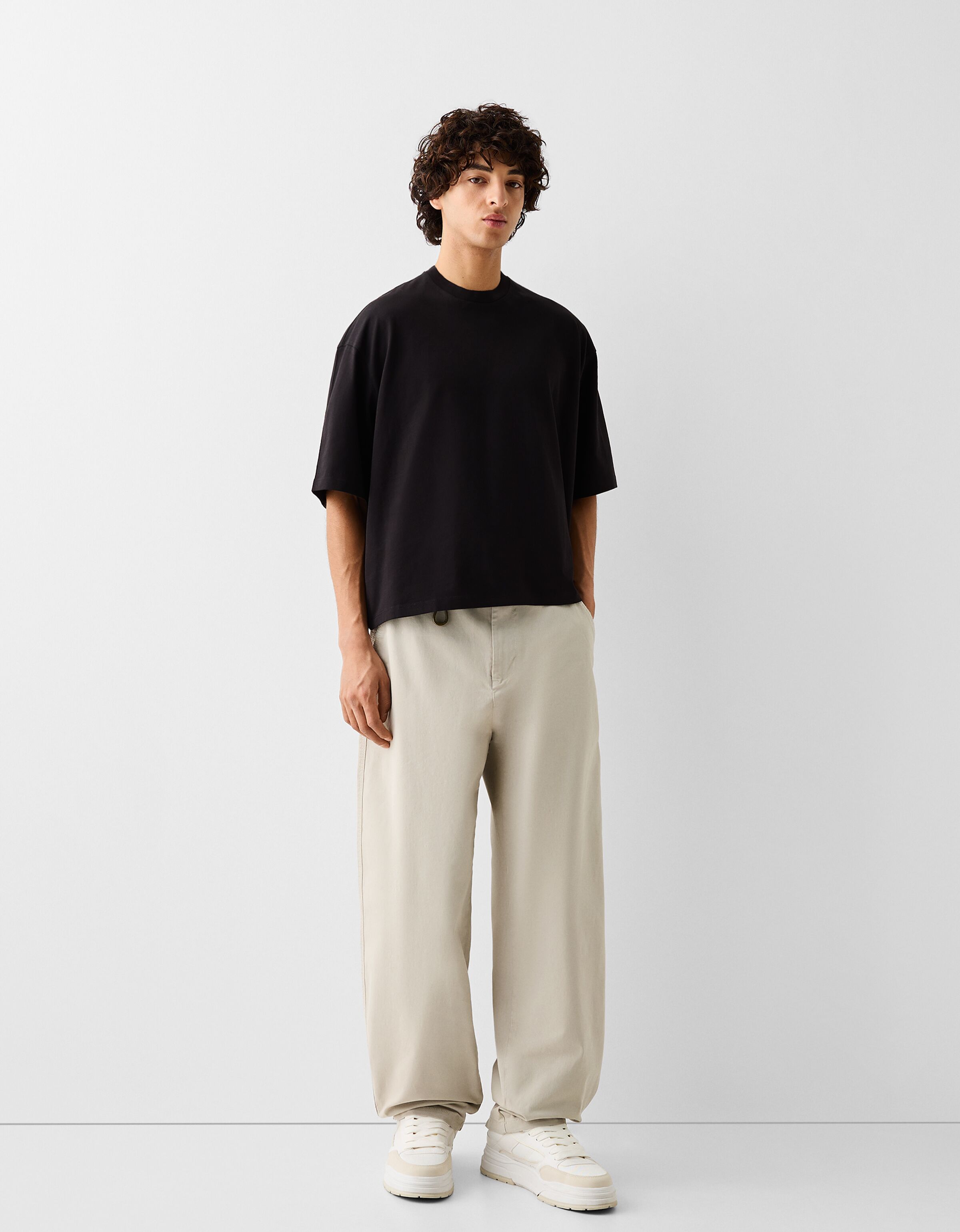 Pantalones marrones best sale hombre bershka