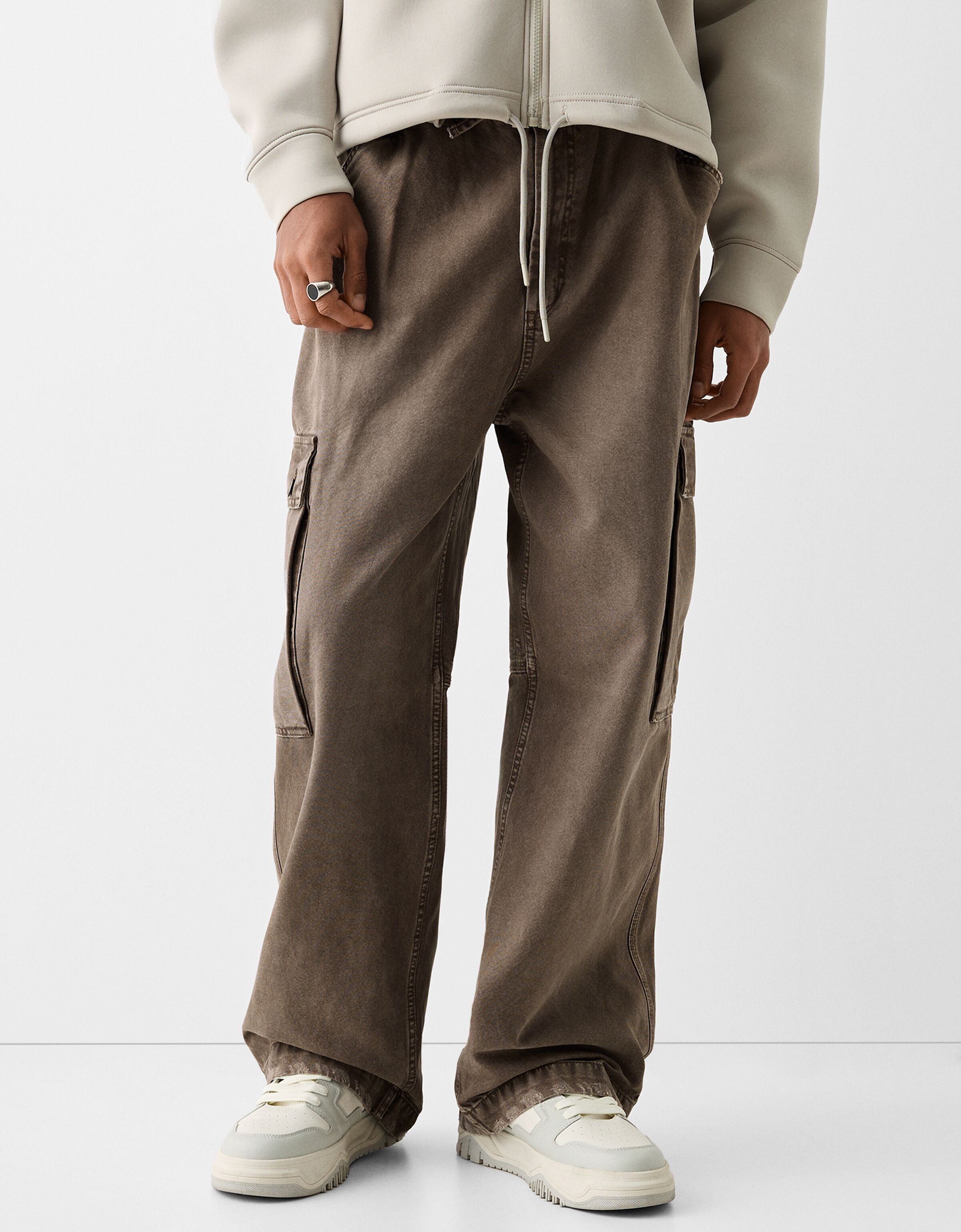 Pantal n skater cargo efecto lavado Pantalones Hombre Bershka