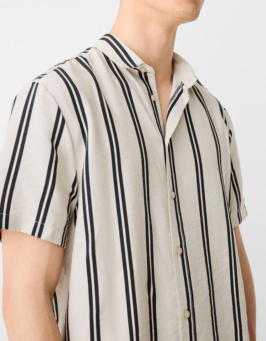 قميص مخطط بقصّة عادية وأكمام قصيرة-حجري-2