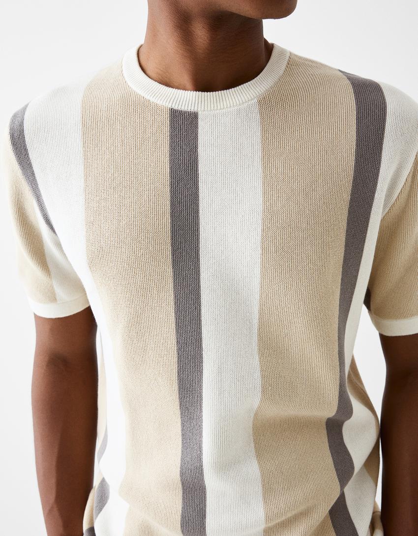 تيشرت مخطط بأكمام قصيرة وملمس بارز-جملي-5