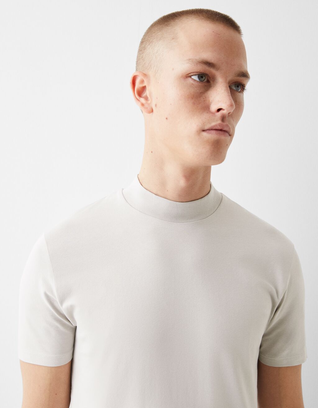 Short sleeve high neck T-shirt - Men | Bershka