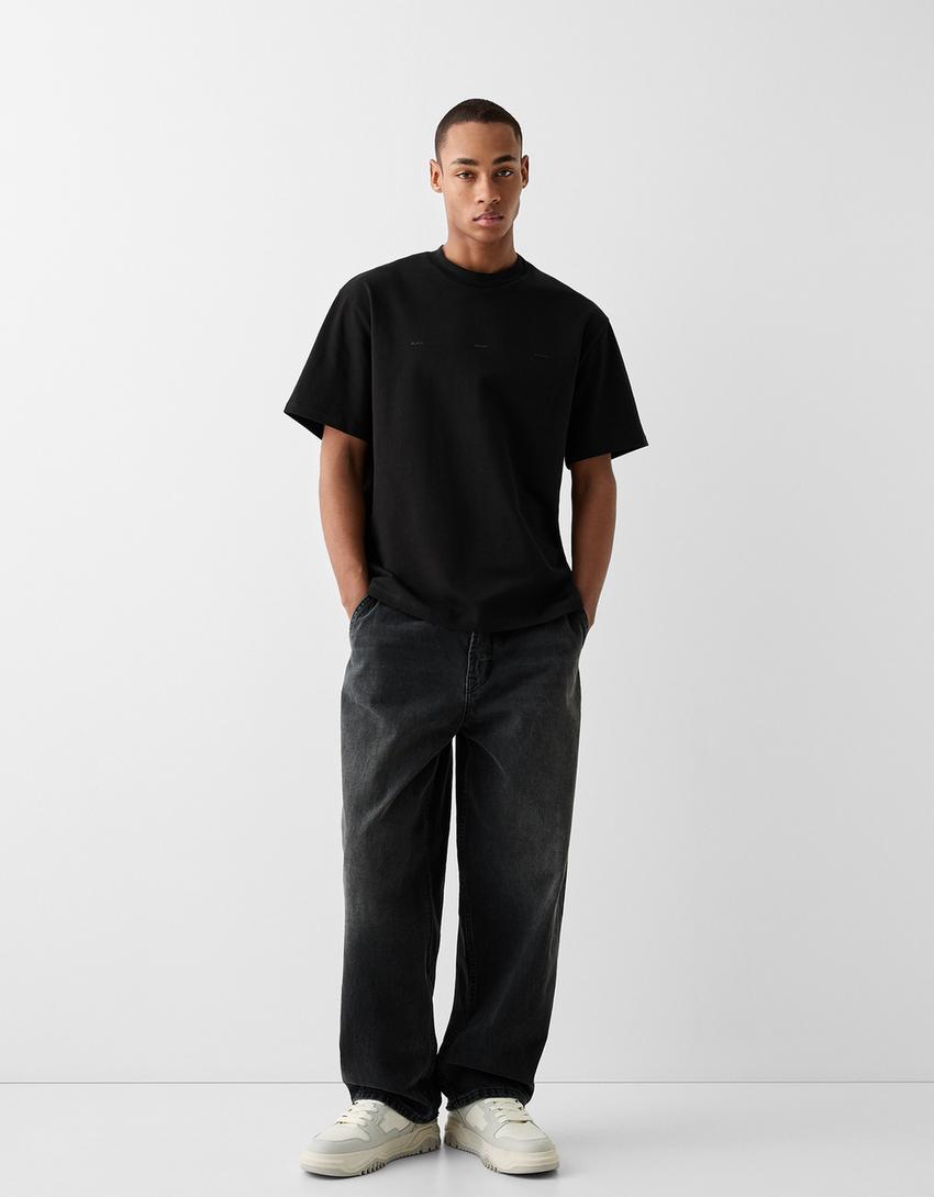 טי שירט Boxy fit עם שרוולים קצרים והדפס-שחור-3