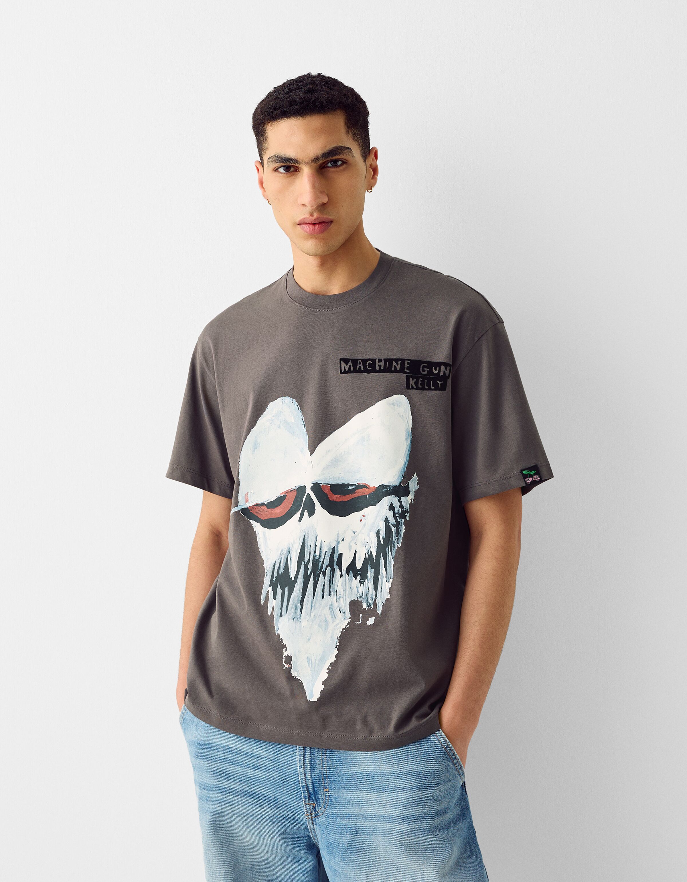 Camiseta blanca con dragon rojo online bershka