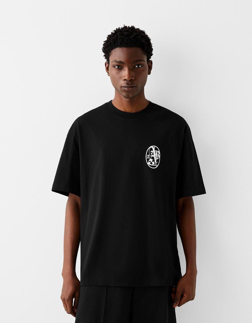 T-shirt manga curta boxy estampado-Preto-0