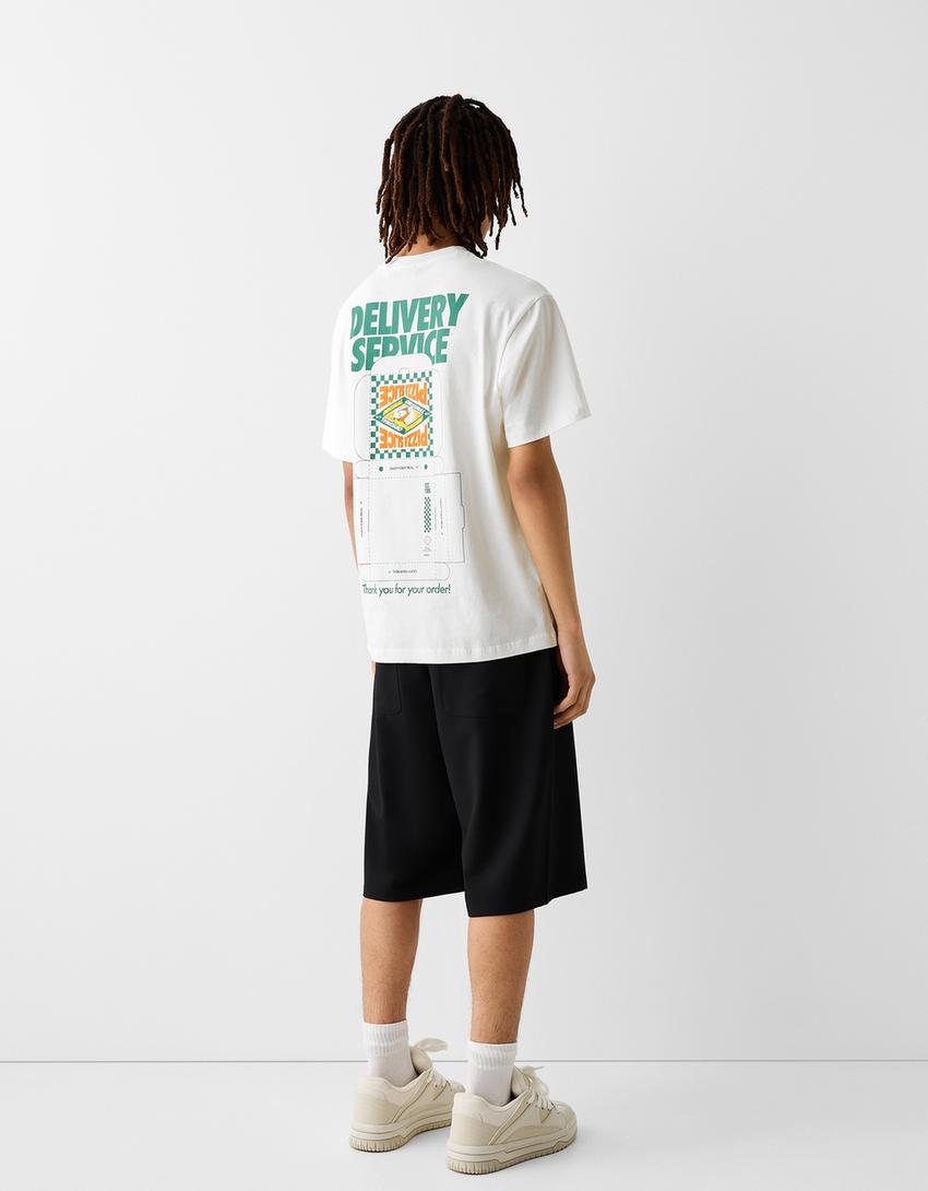 טי שירט בגזרה מרובעת עם שרוולים קצרים והדפס-לבן-1