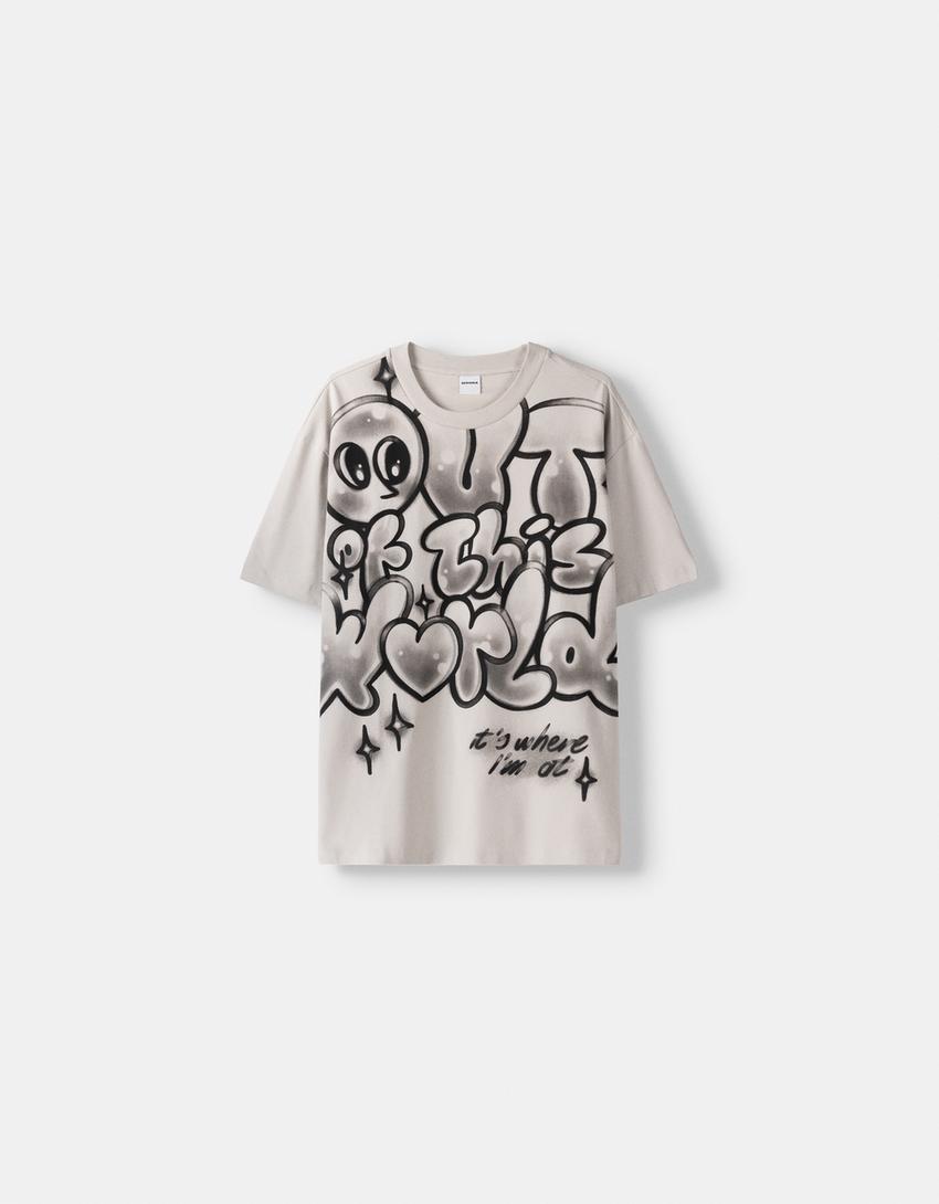 טי שירט עם שרוולים קצרים והדפס גרפיטי-אפור-4