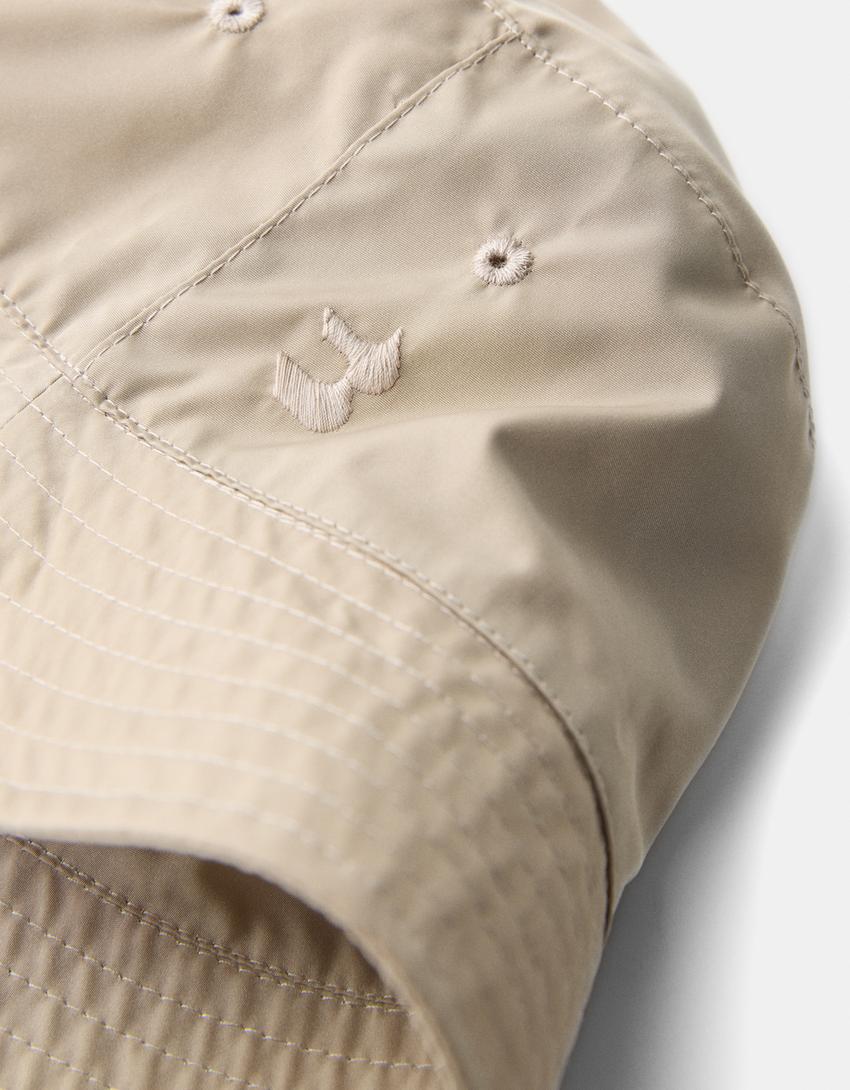 قبعة دلو مطرزة-كريمي-2