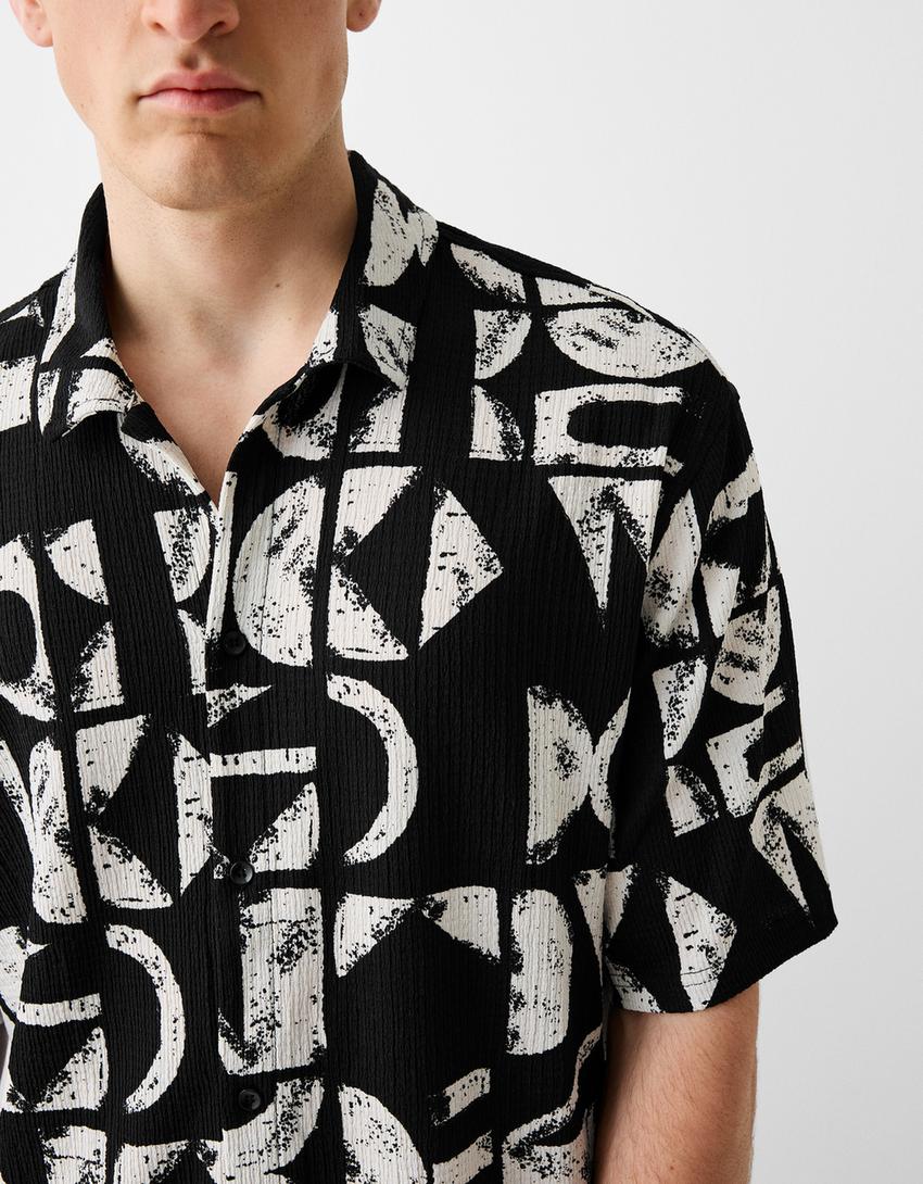 Camisa manga curta textura estampado-Preto-5