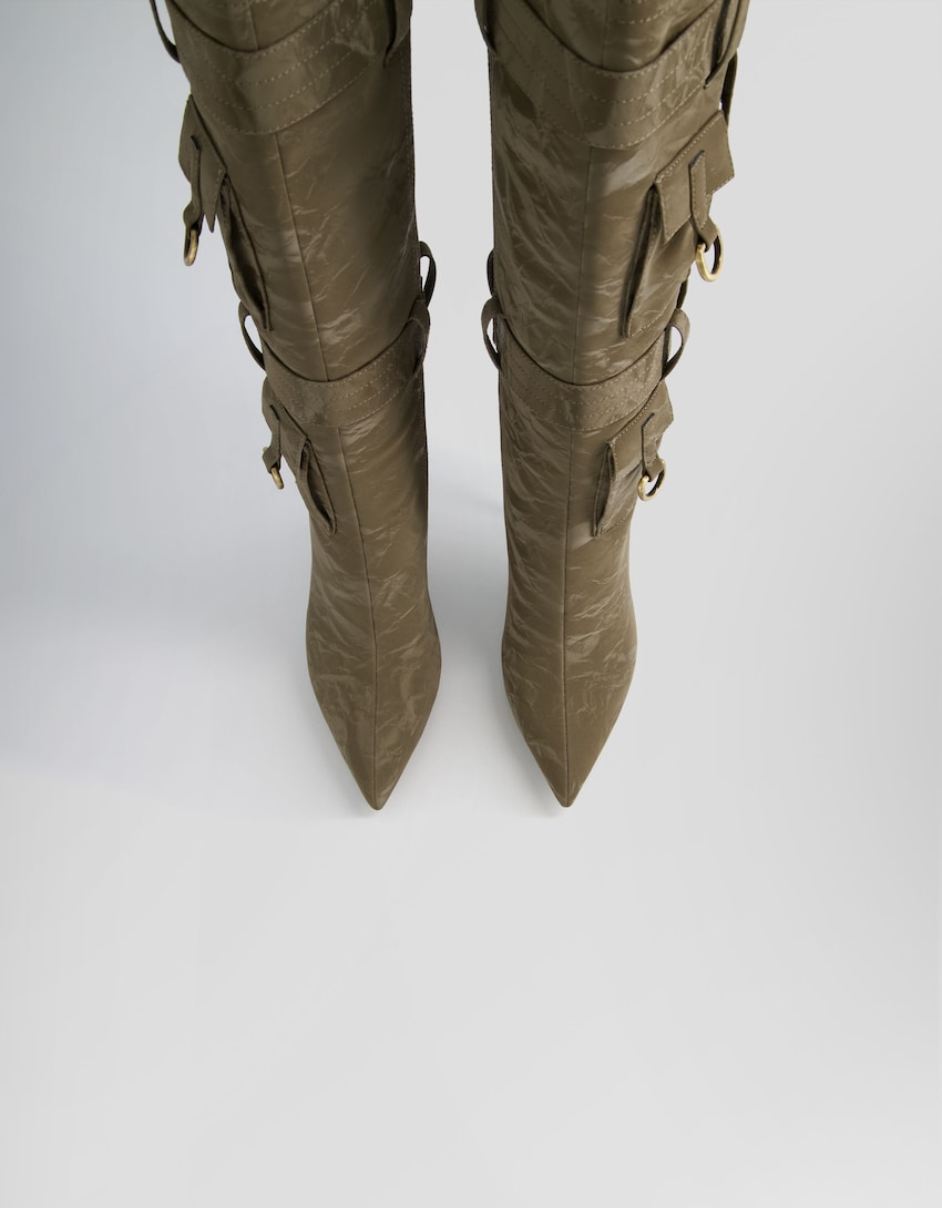 Stivali con tacco sottile e dettagli metallici-Cachi-3