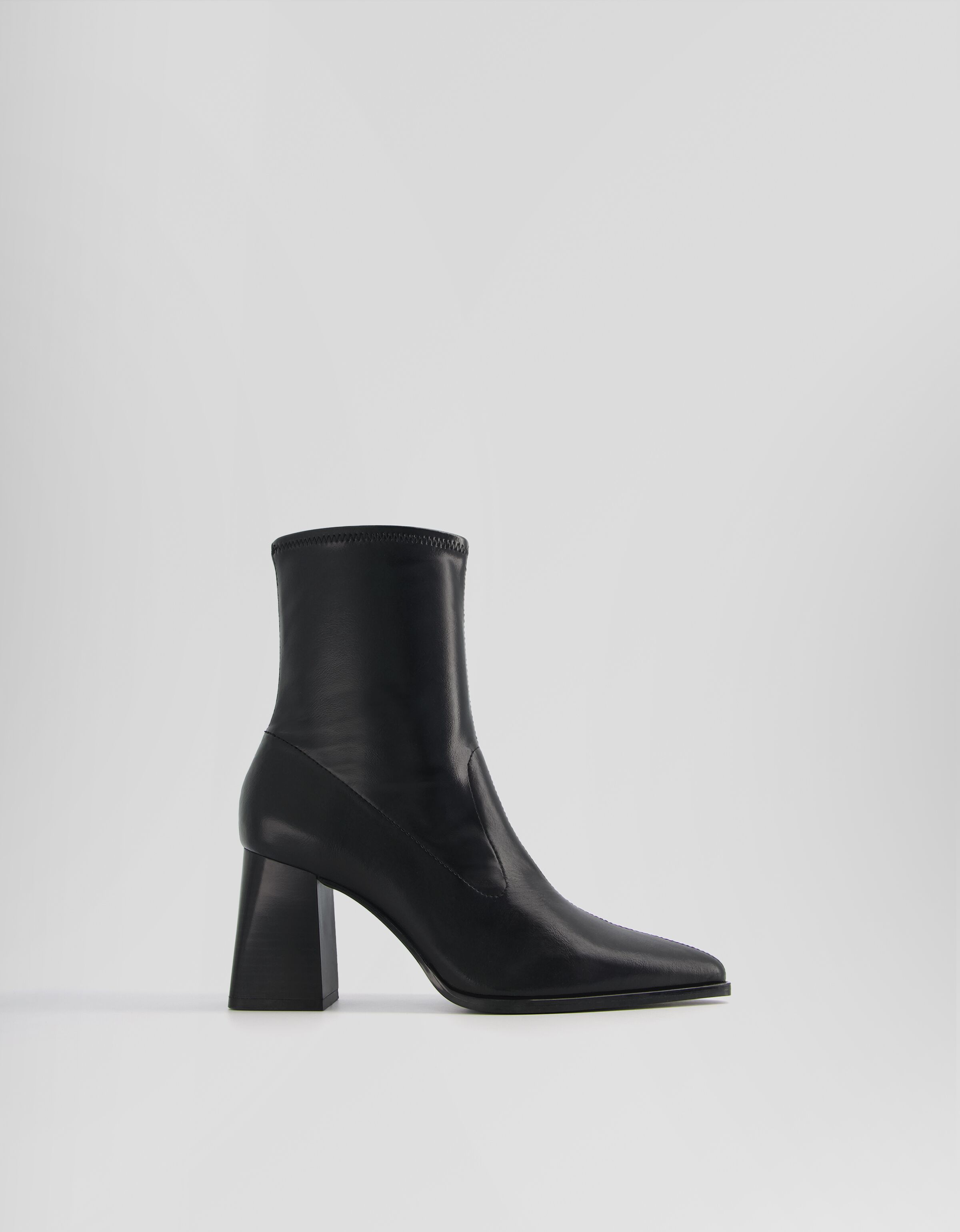 Bottines moulantes talon large et bout fin Femme Bershka