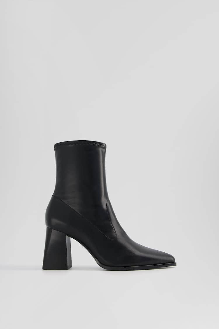 Fitted block-heel pointed-toe ankle boots