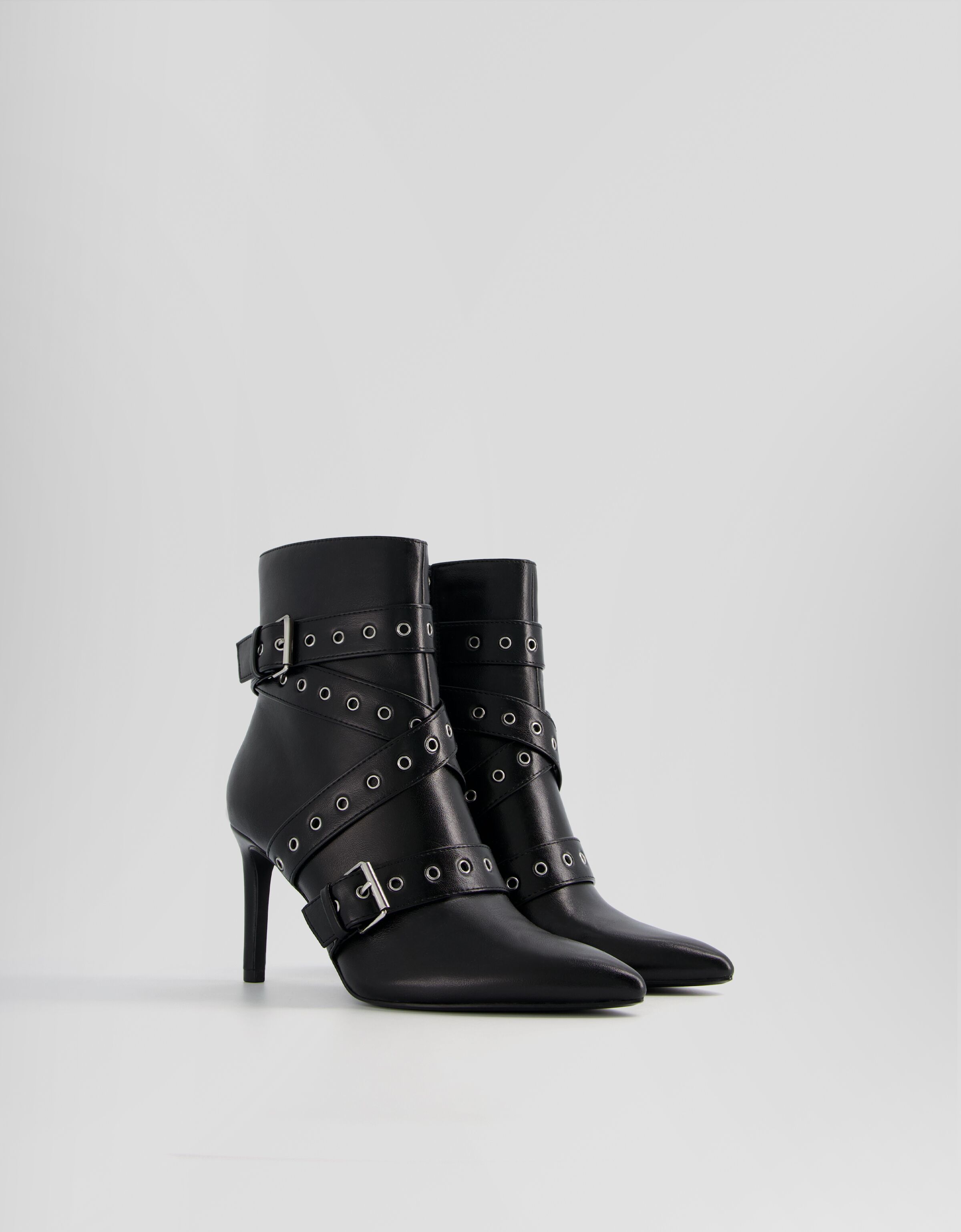 Bottines avec clous sur le shop devant