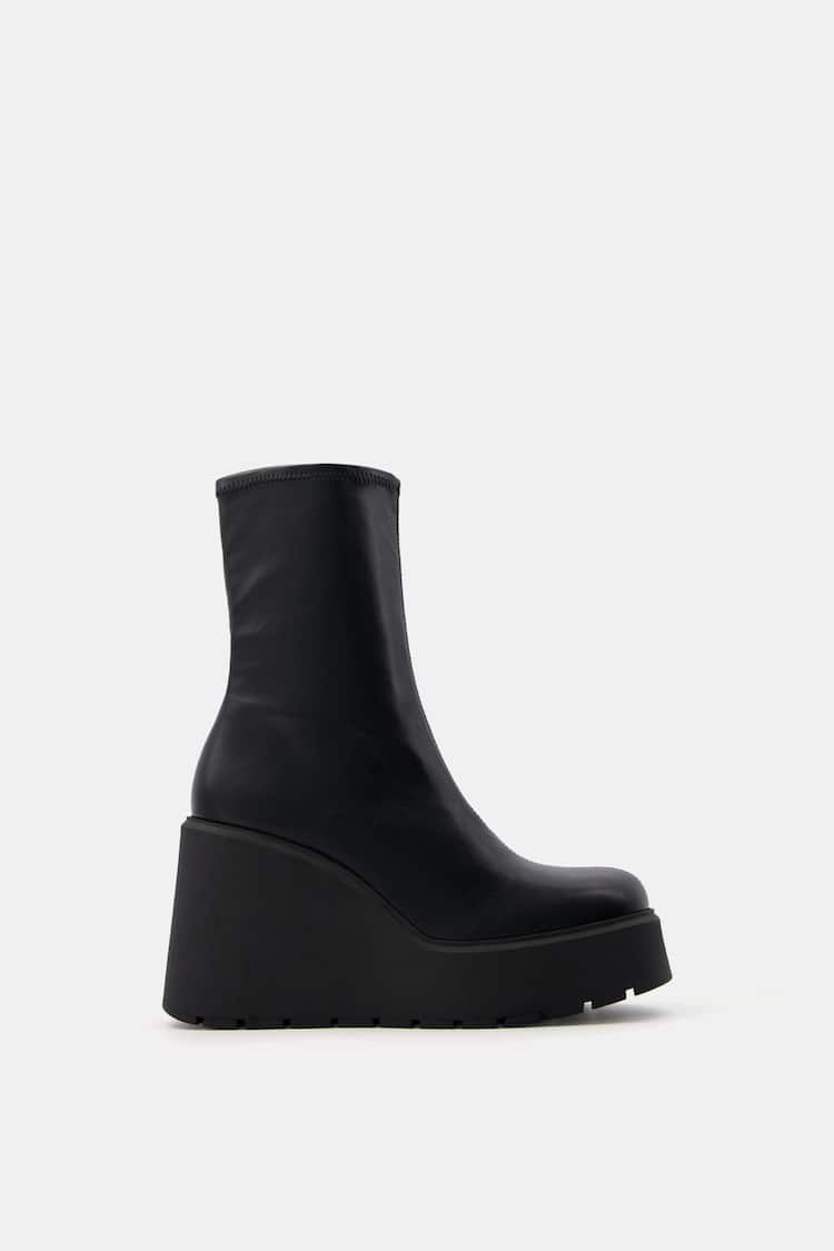 Fitted wedge ankle boots