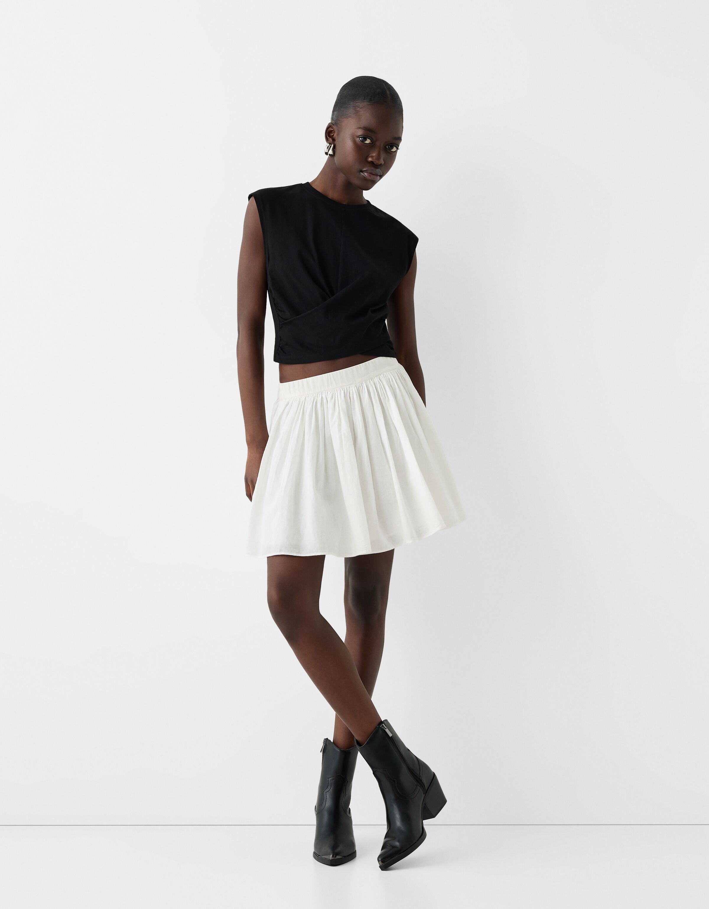 Stivaletti con tacco cowboy e punta metallizzata Scarpe Donna Bershka