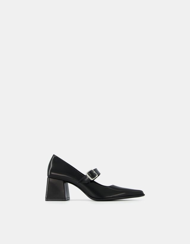 Mary Jane block heel shoes with pointed toes
