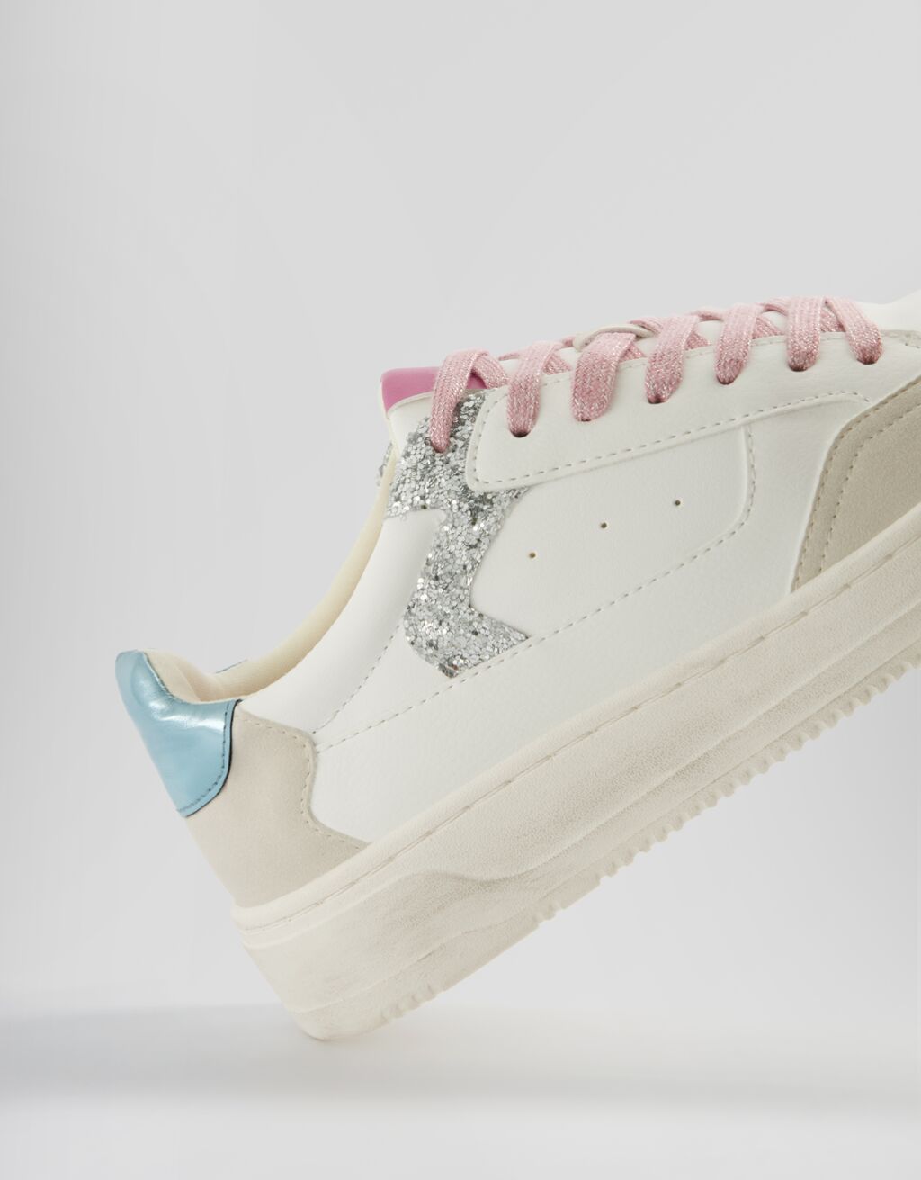 حذاء رياضي بتفصيل حجر الراين ونعل بتأثير كاحت-أبيض-2