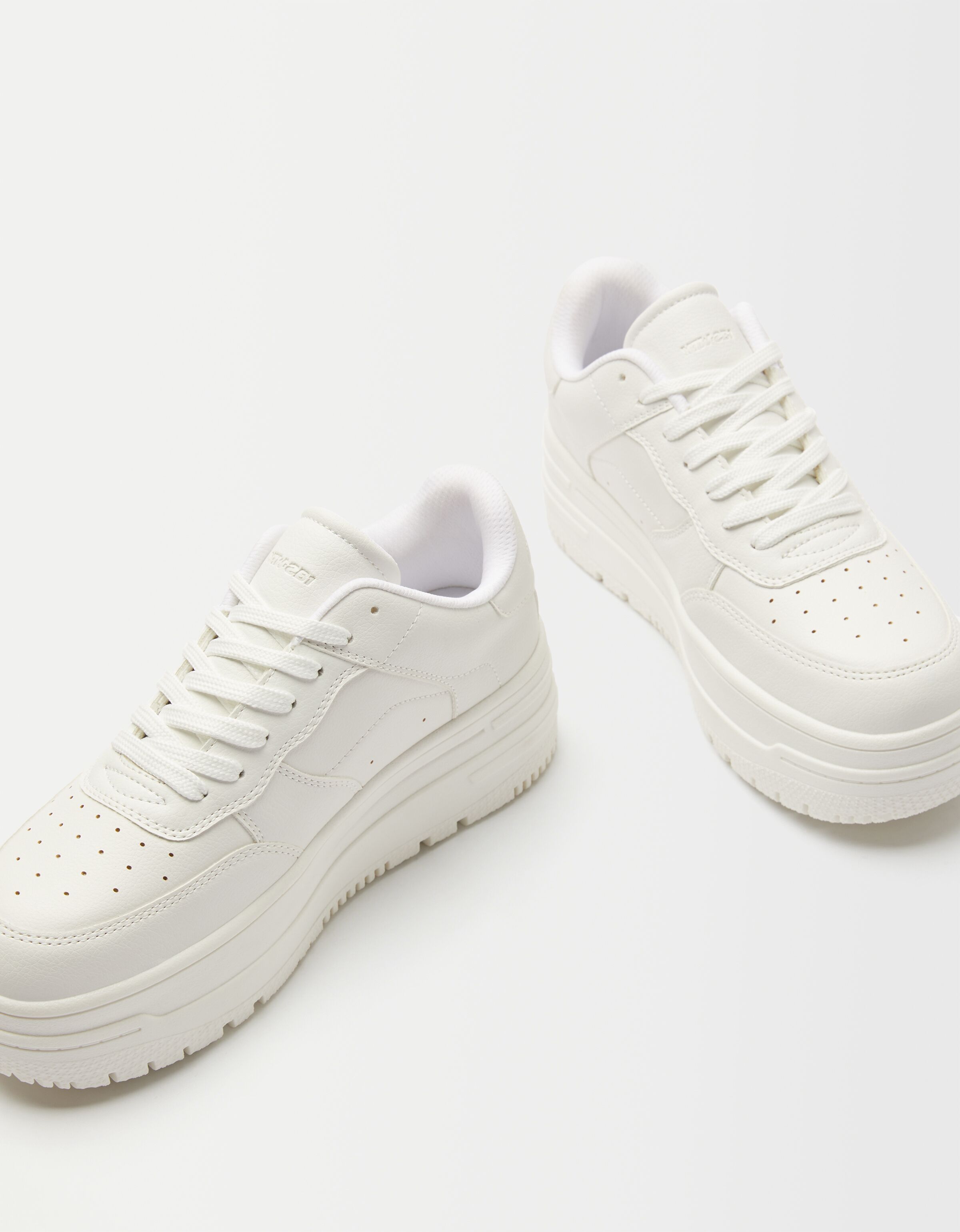 Zapatillas blancas sales plataforma bershka
