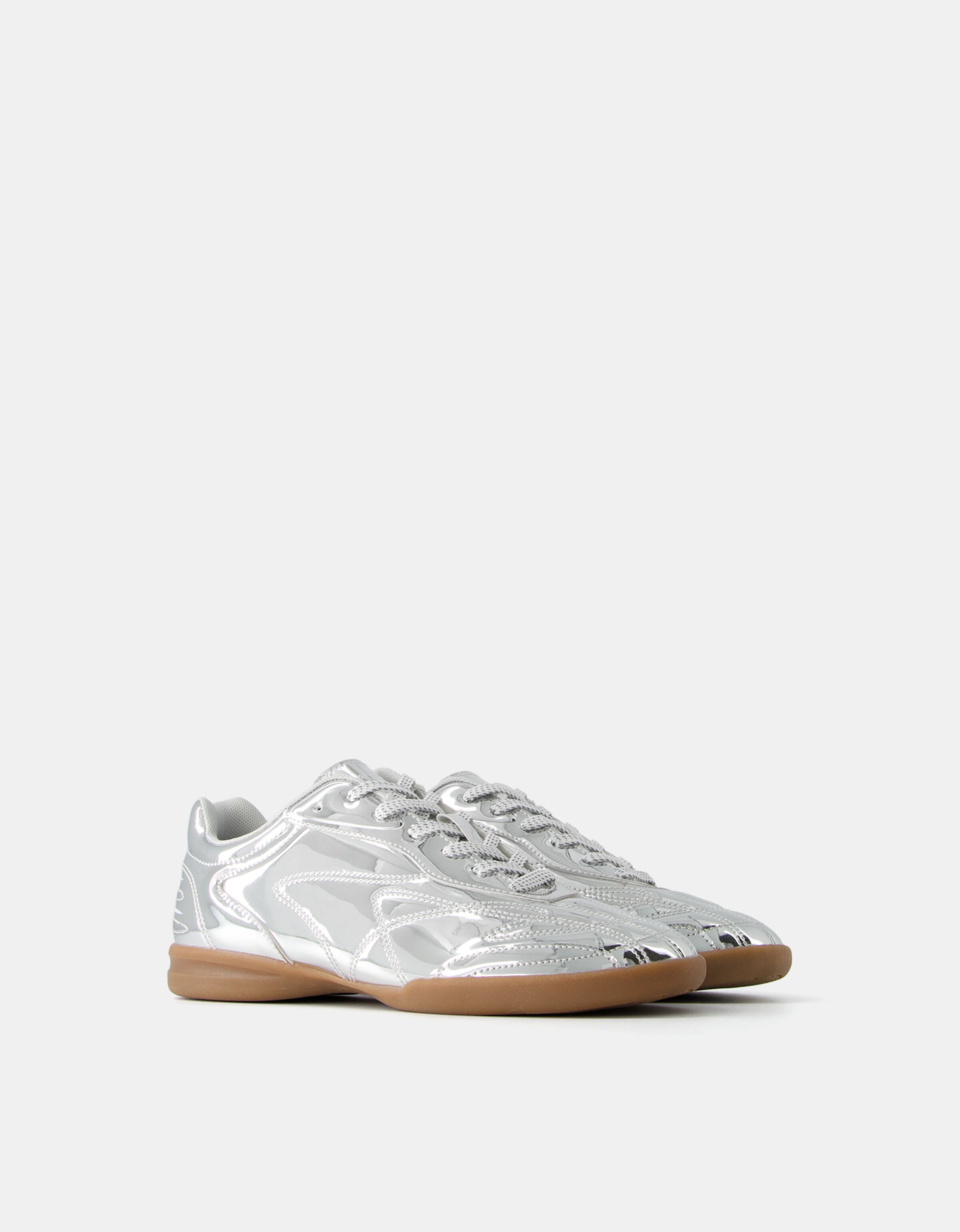 Metallic sneakers in voetbalstijl Schoenen Dames Bershka