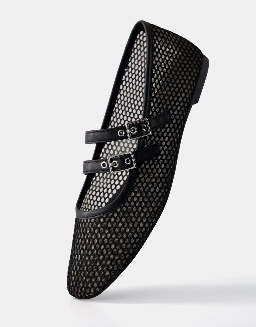 Las bailarinas de rejilla con detalles de hebillas en negro de Bershka por solo 19,99 €