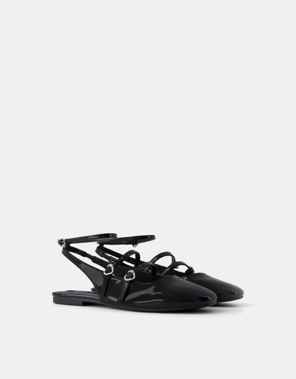 Con hebillas en negro patente, de Bershka