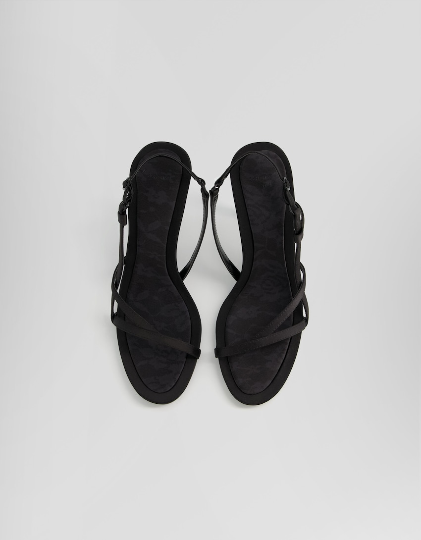 Sandaal met smalle hak en verstelbare bandjes-Zwart-4