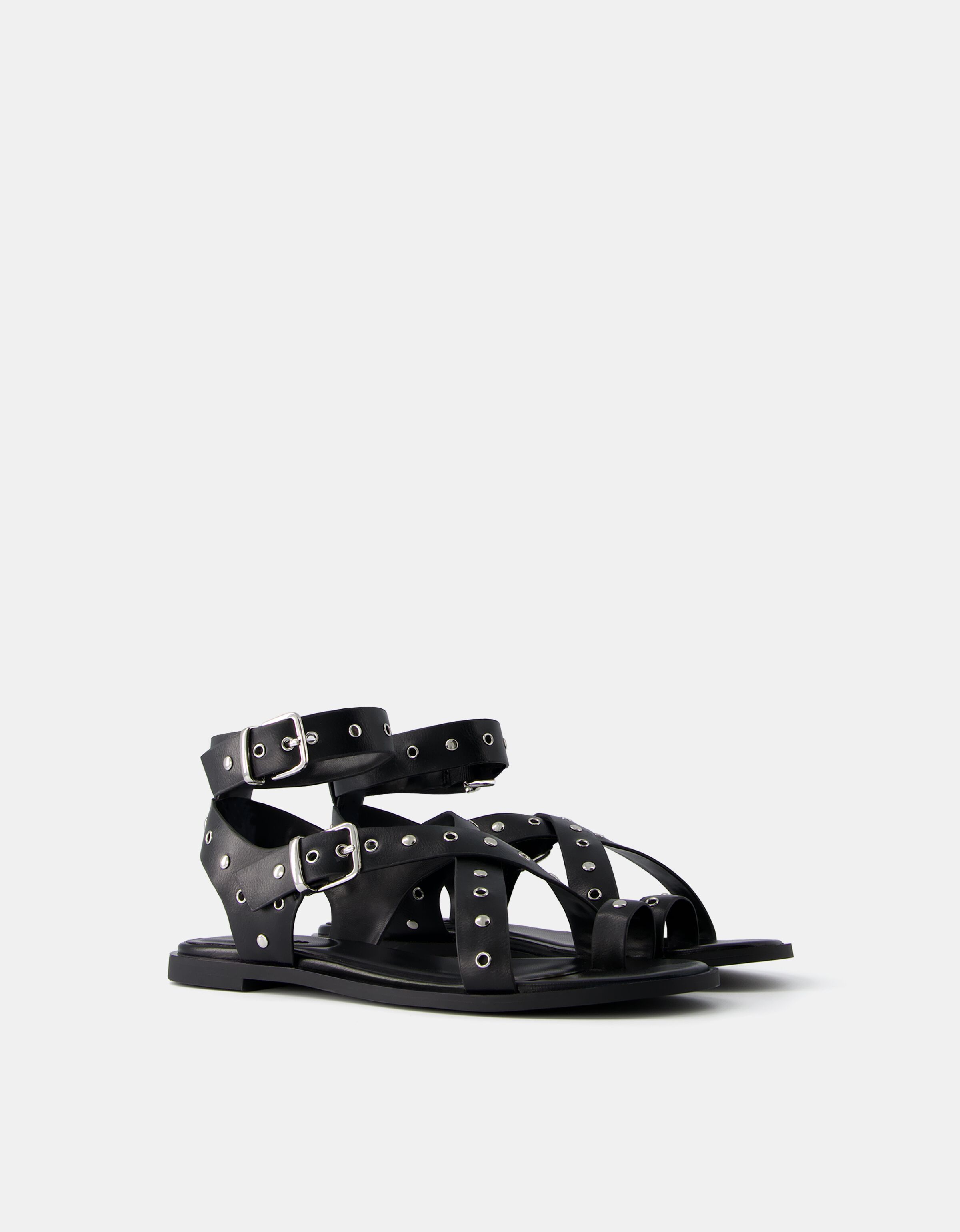Sandales plates cloutees Femme Bershka