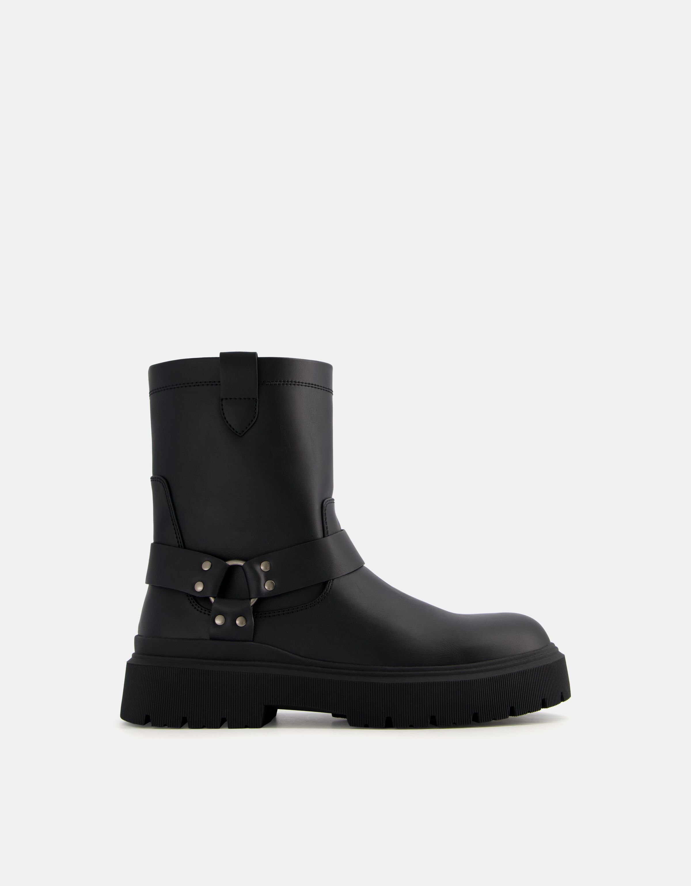 Botas negras 2025 hombre bershka