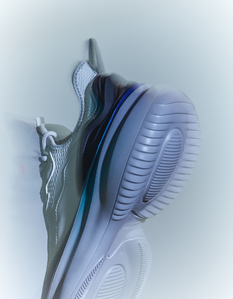 Teknik parçalı spor ayakkabı