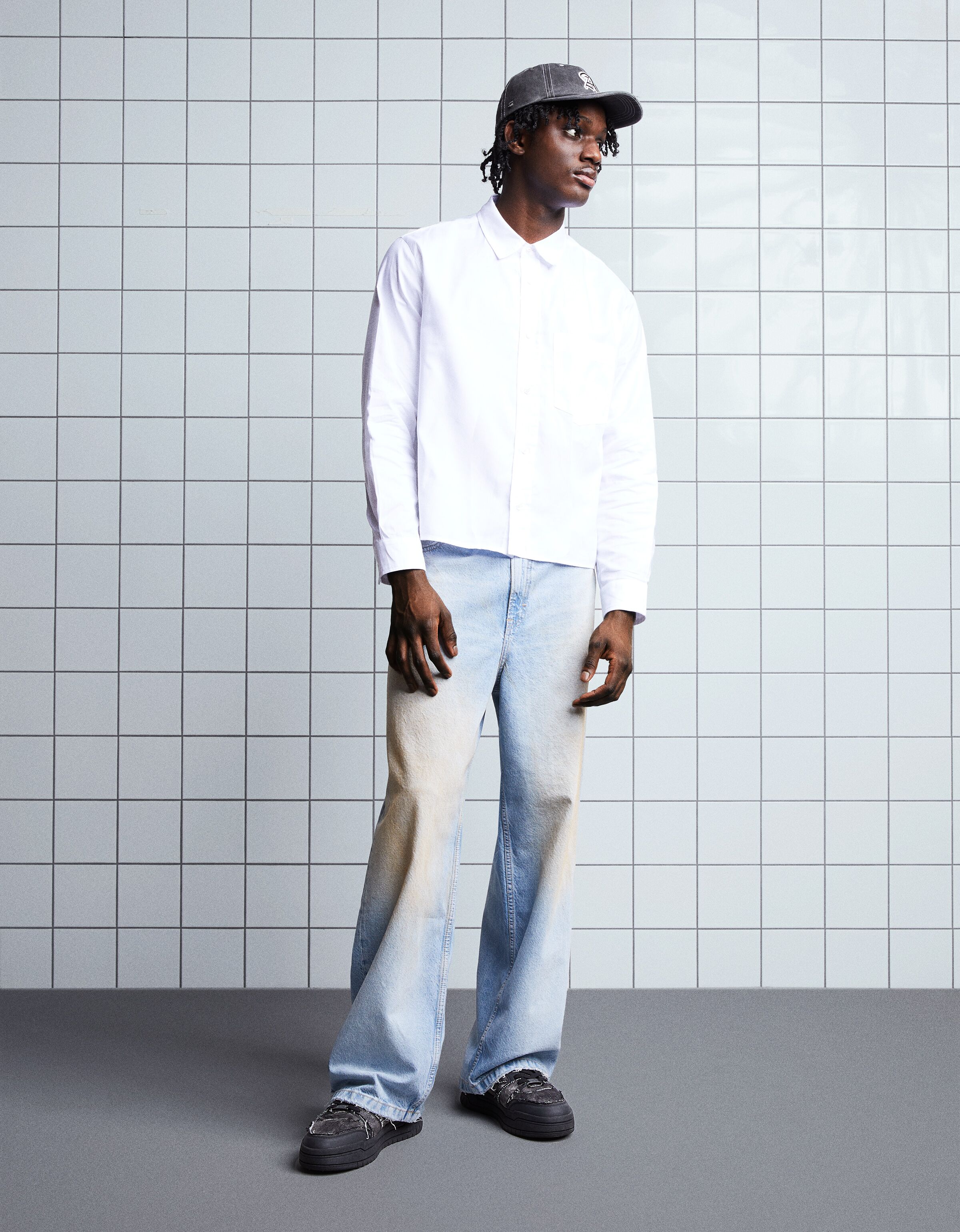 Sneakers voluminose in denim con dettagli sfrangiati Uomo Bershka