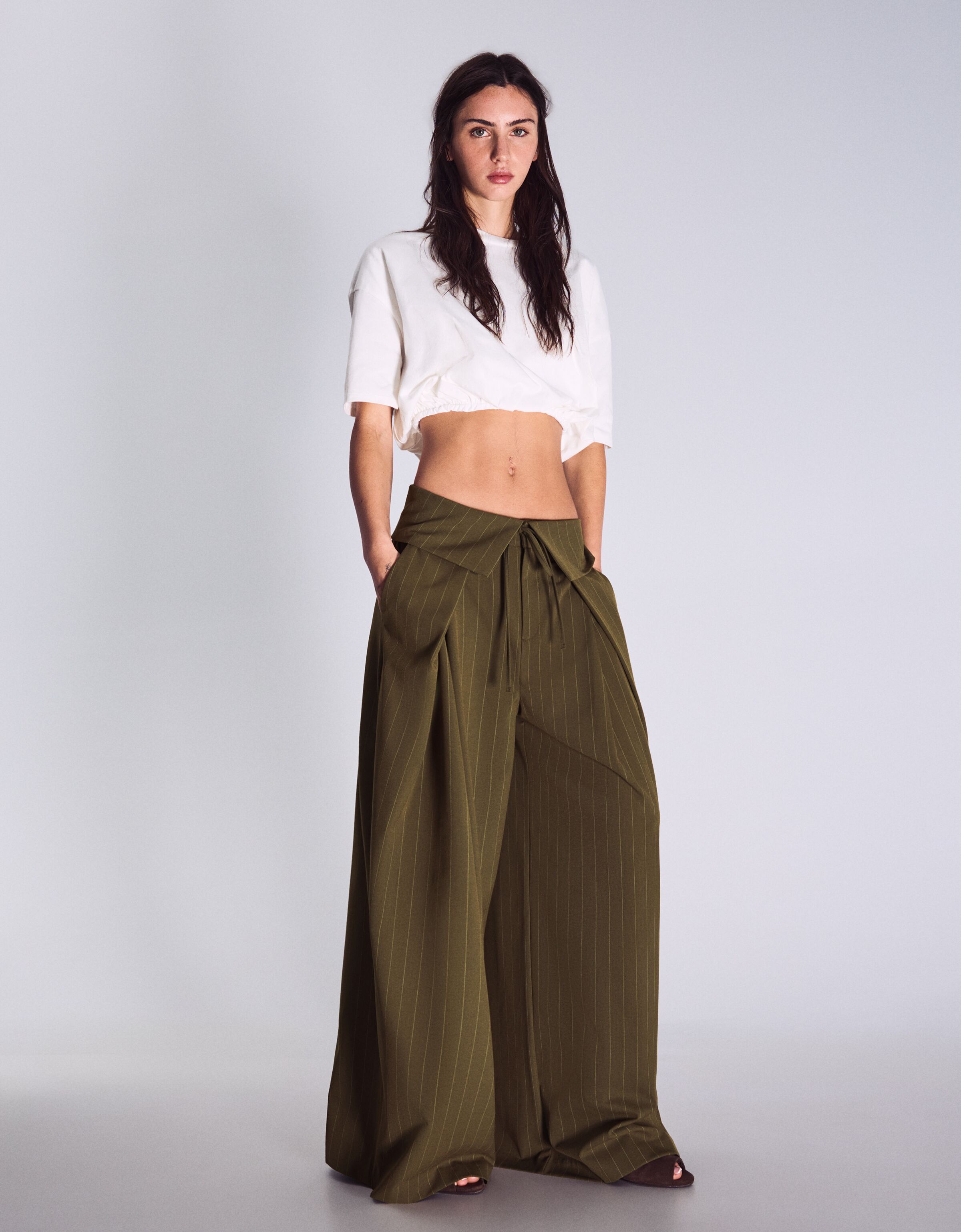 Spodnie z zakładkami i wywiniętym pasem