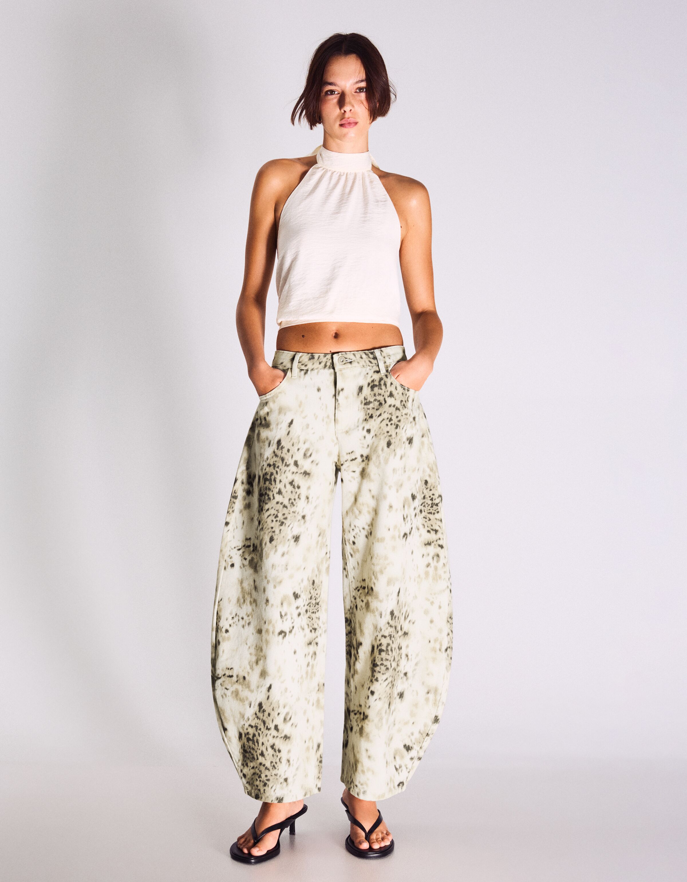 Spodnie o kroju barrel z nadrukiem