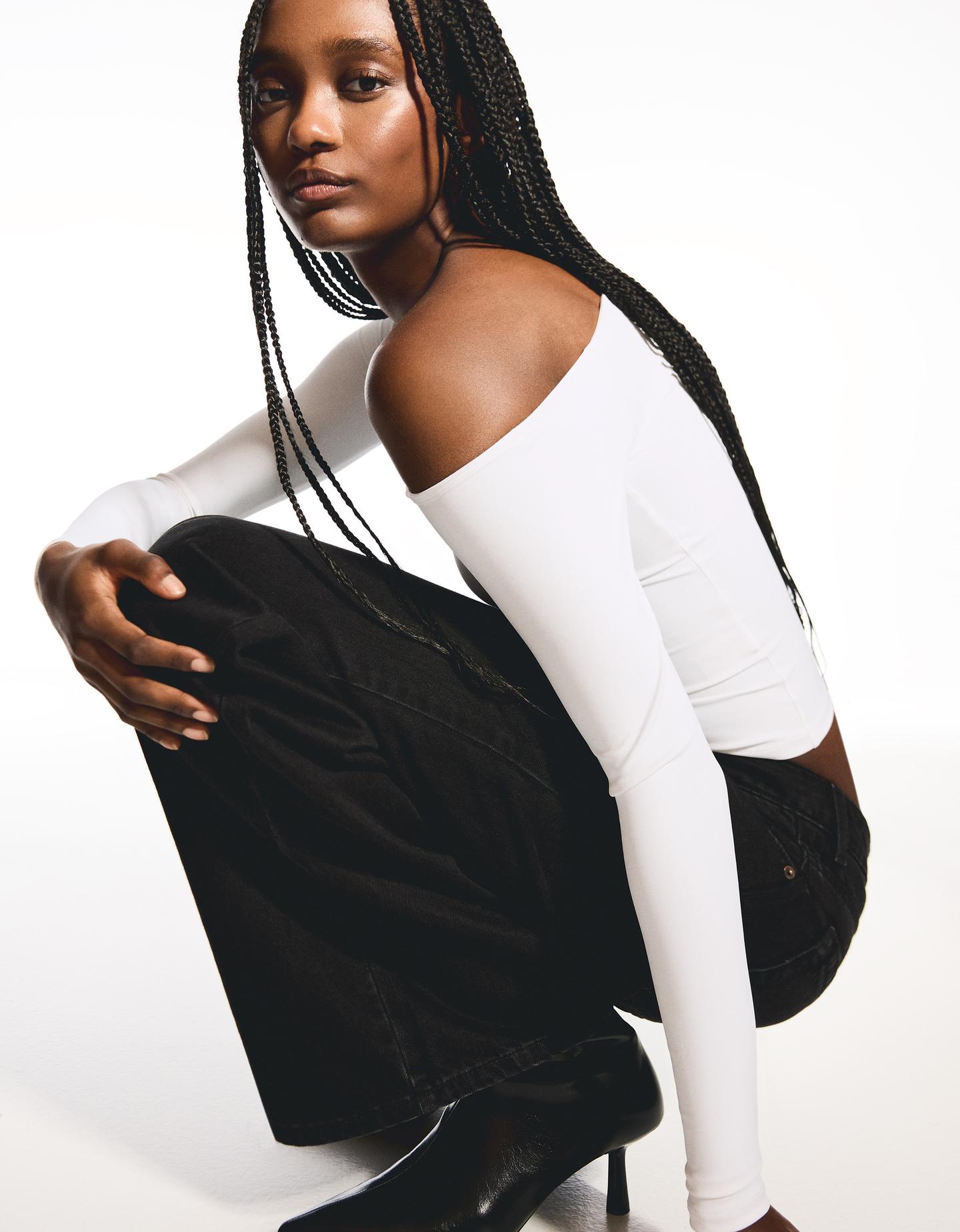 Bershka koszulka z długim rękawem i asymetrycznym dekoltem biały złamany