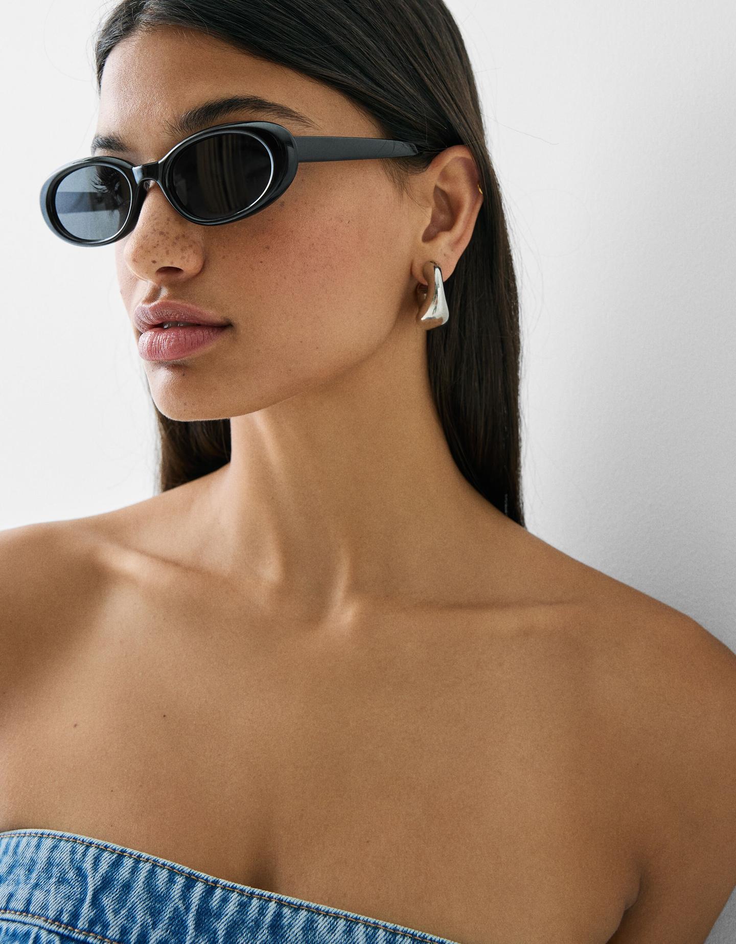 Bershka Owalne Okulary Przeciwsłoneczne Z Żywicy Kobieta Czarny