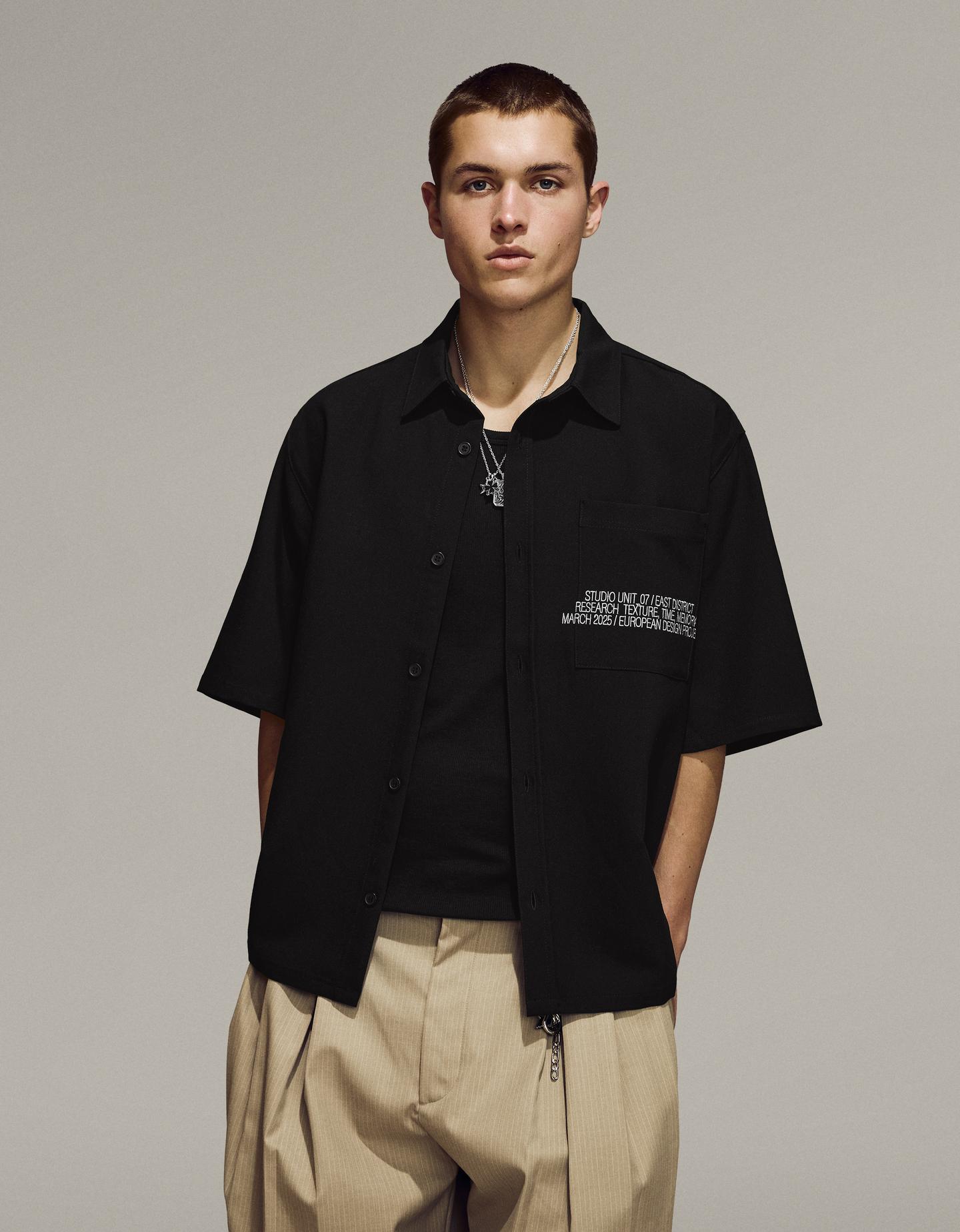 Bershka koszula z krótkim rękawem i haftem czarny