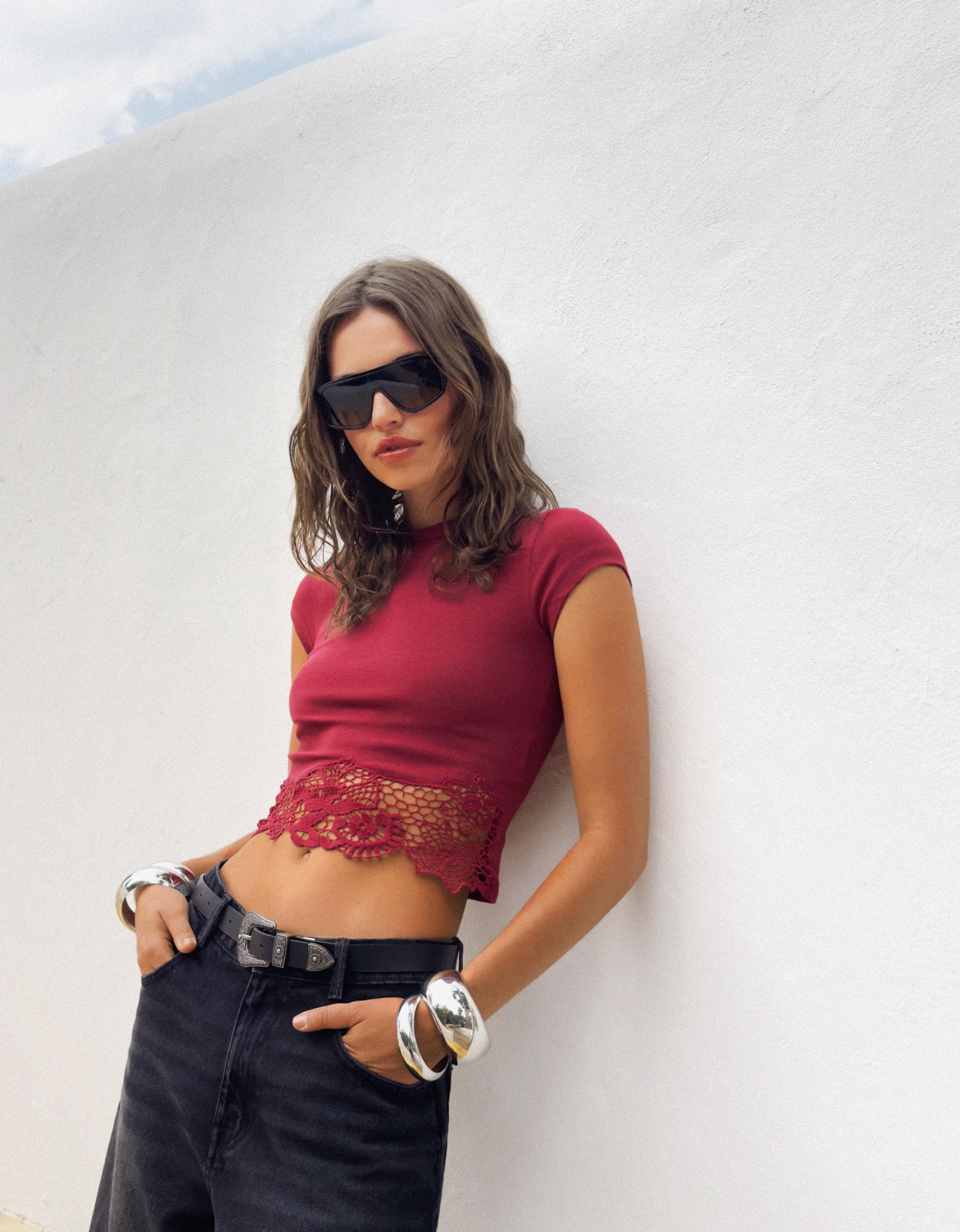 Bershka Besticktes T-Shirt Mit Kurzen Ärmeln Damen S Bordeaux
