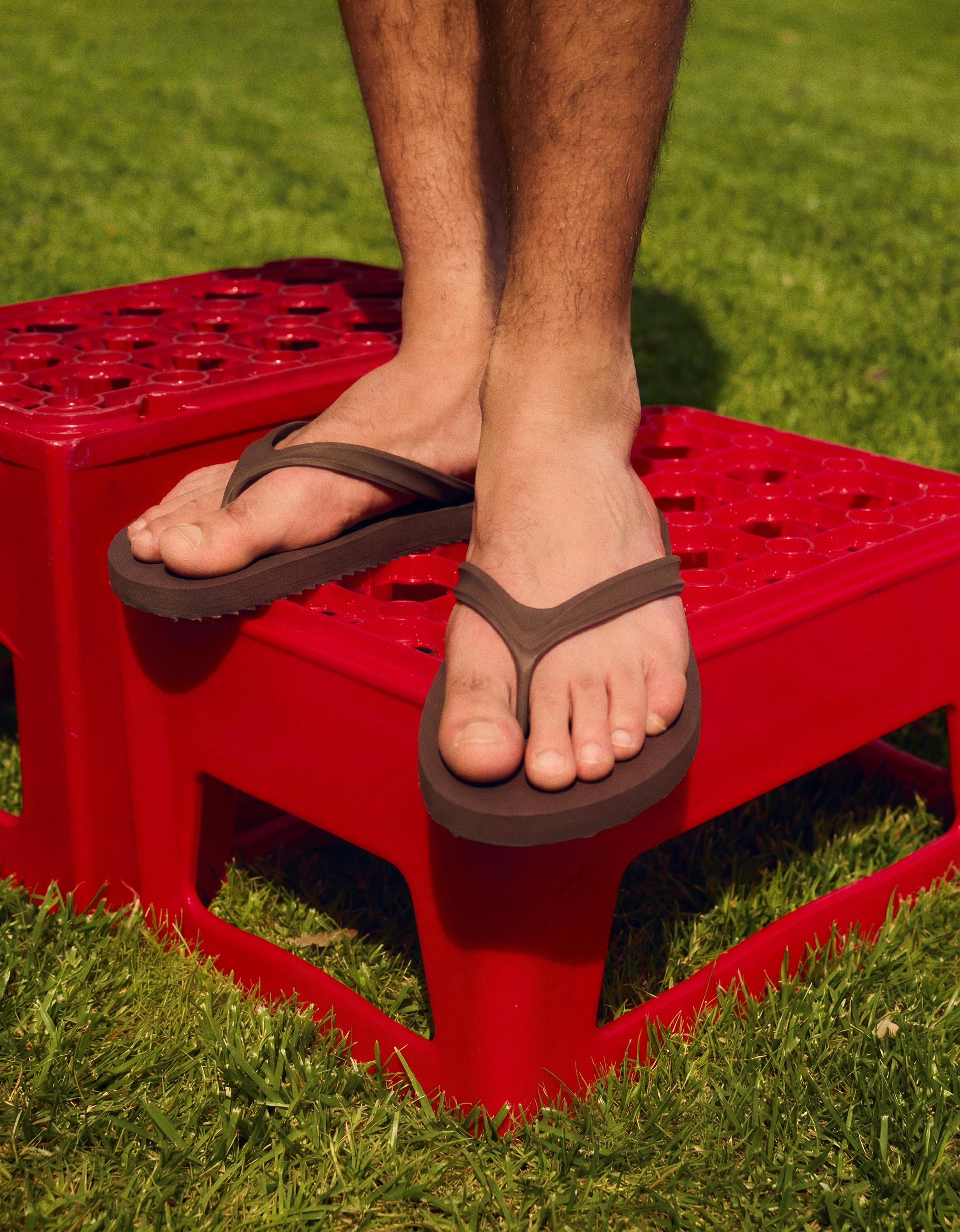 BASIC THONG SANDALS — Brown