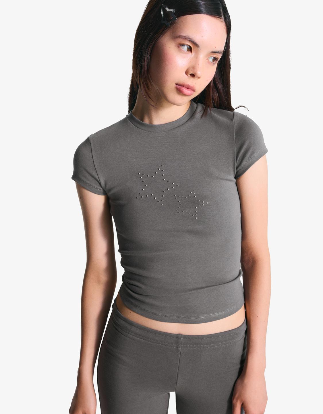 Short sleeve T-shirt with studs