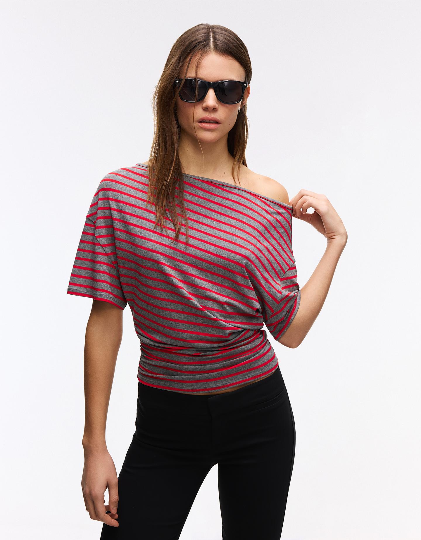 Bershka koszulka asymetryczna z krótkim rękawem czerwony